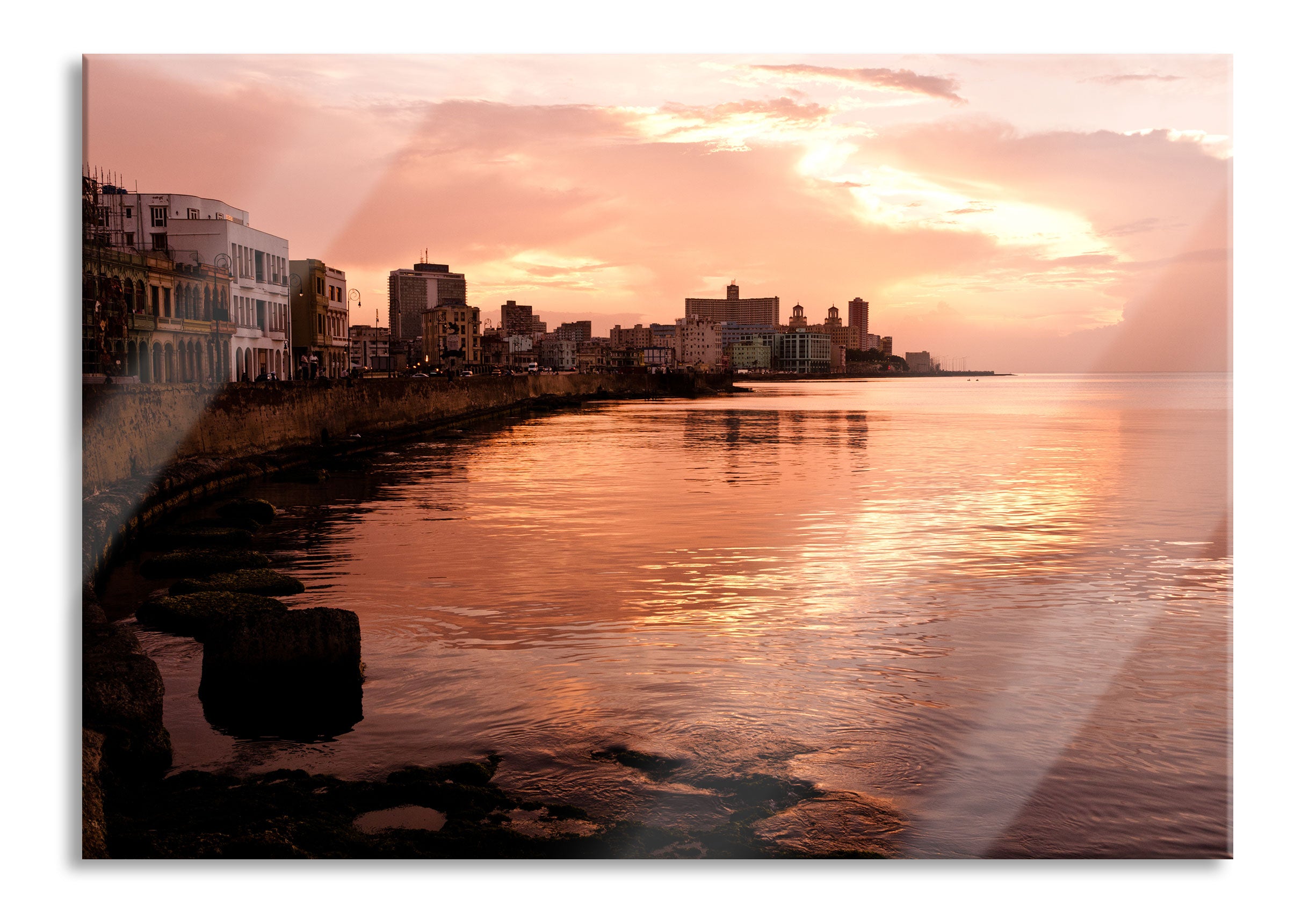 Blick auf Stadt am Meer, Glasbild