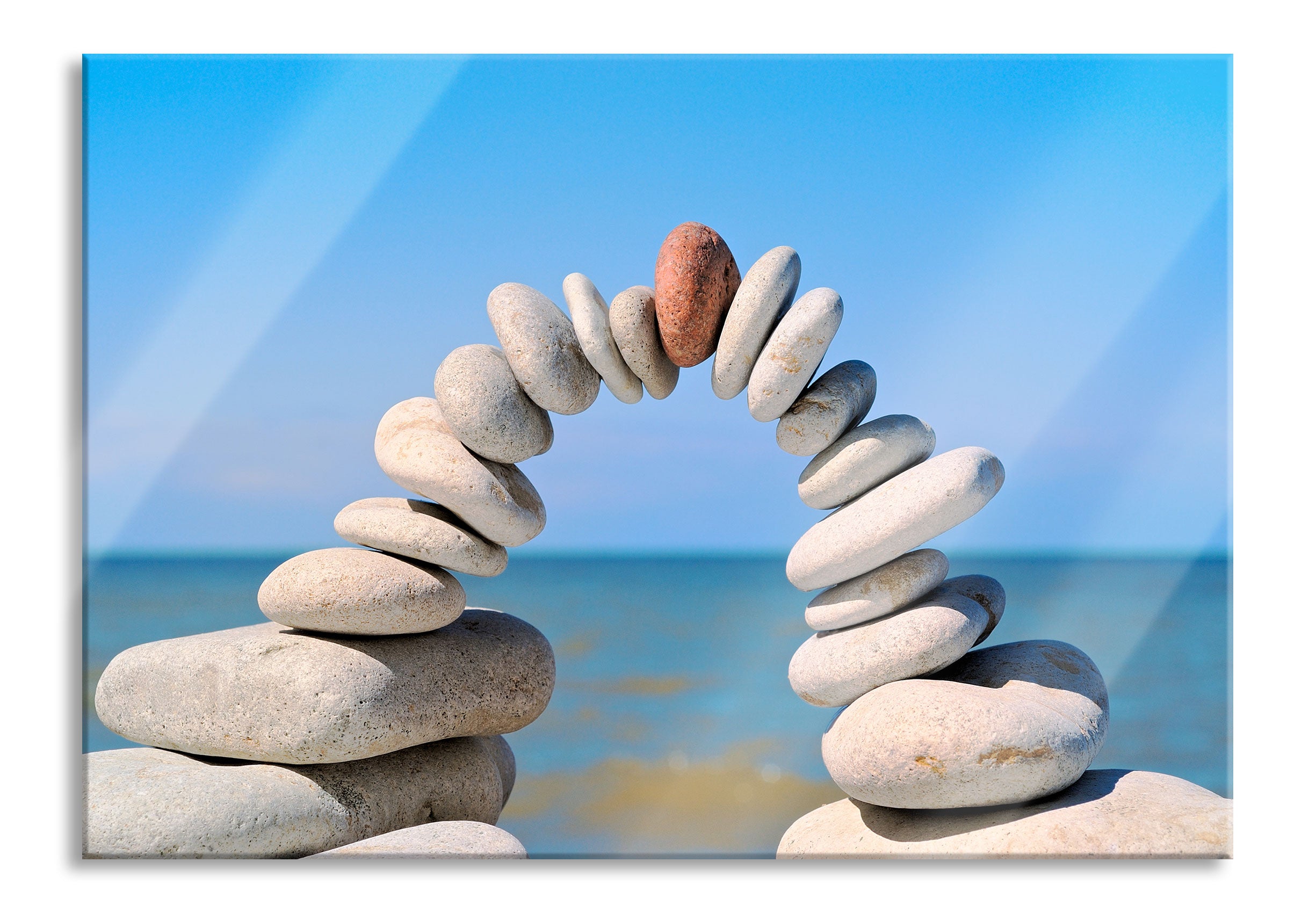 Brücke aus Zen Steinen am Meer, Glasbild