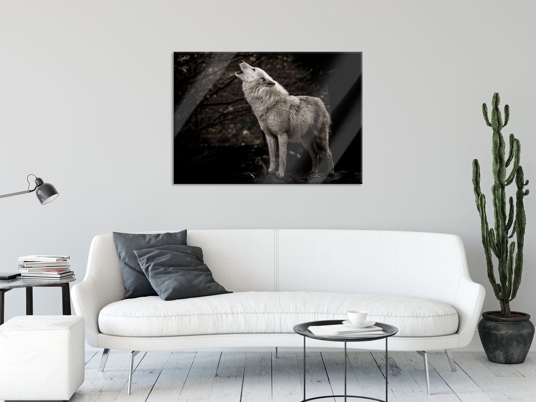 Weißer heulender Wolf im Wald, Glasbild