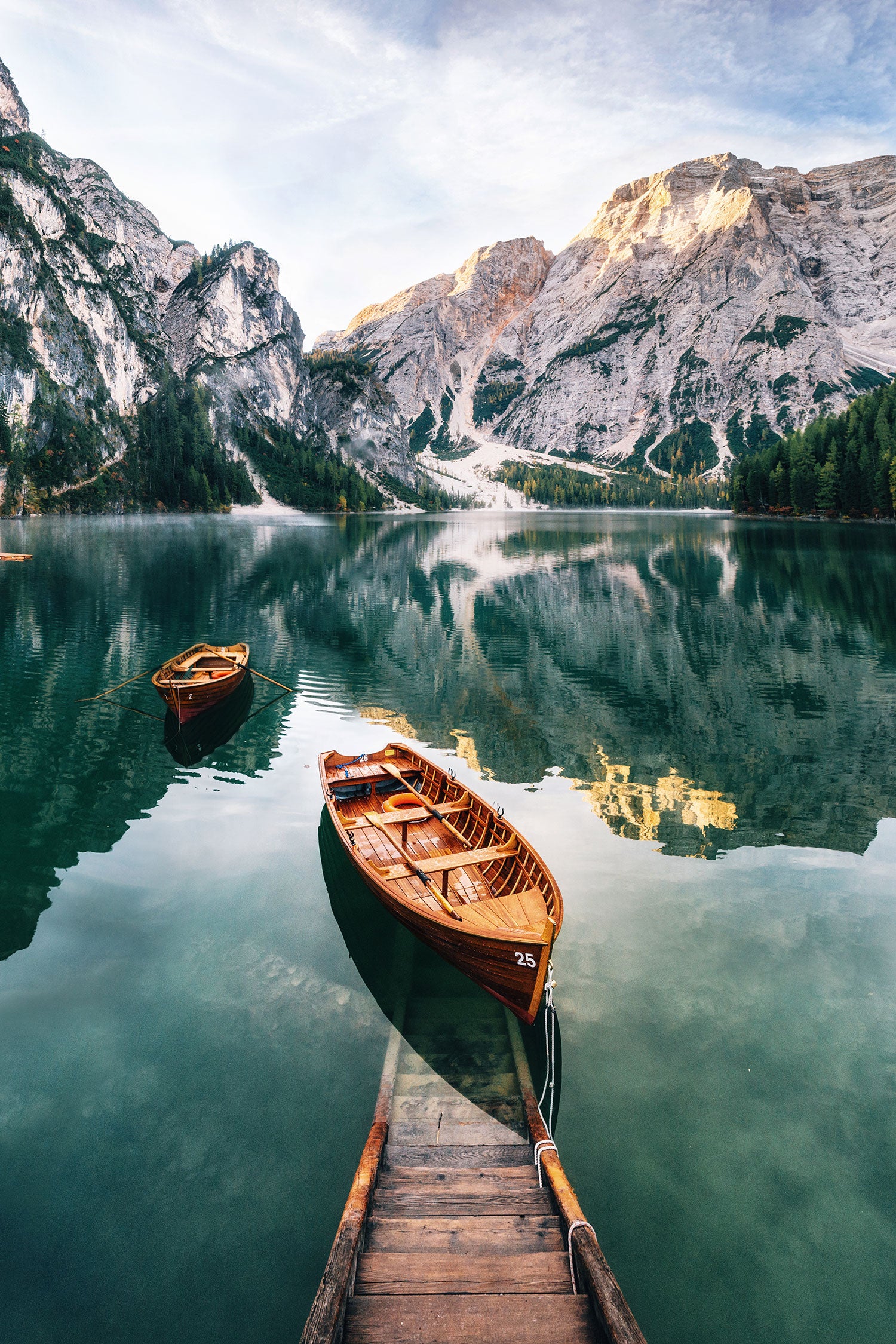 Bootsteg am Pragser Wildsee, Glasbild