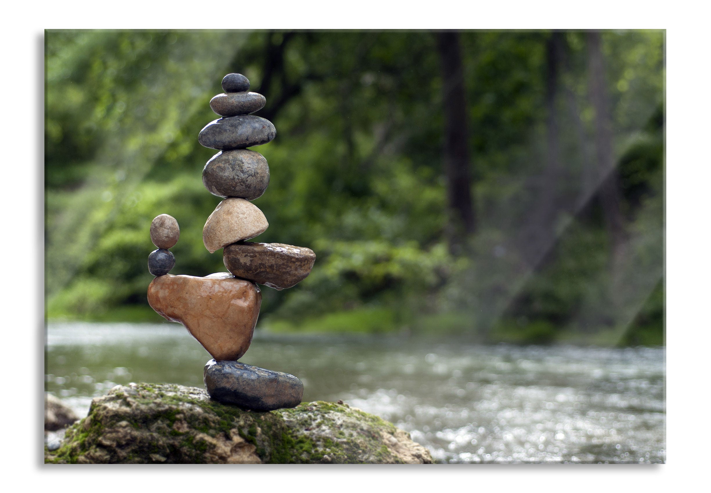 Balanciertes Steinkunstwerk am Fluss, Glasbild