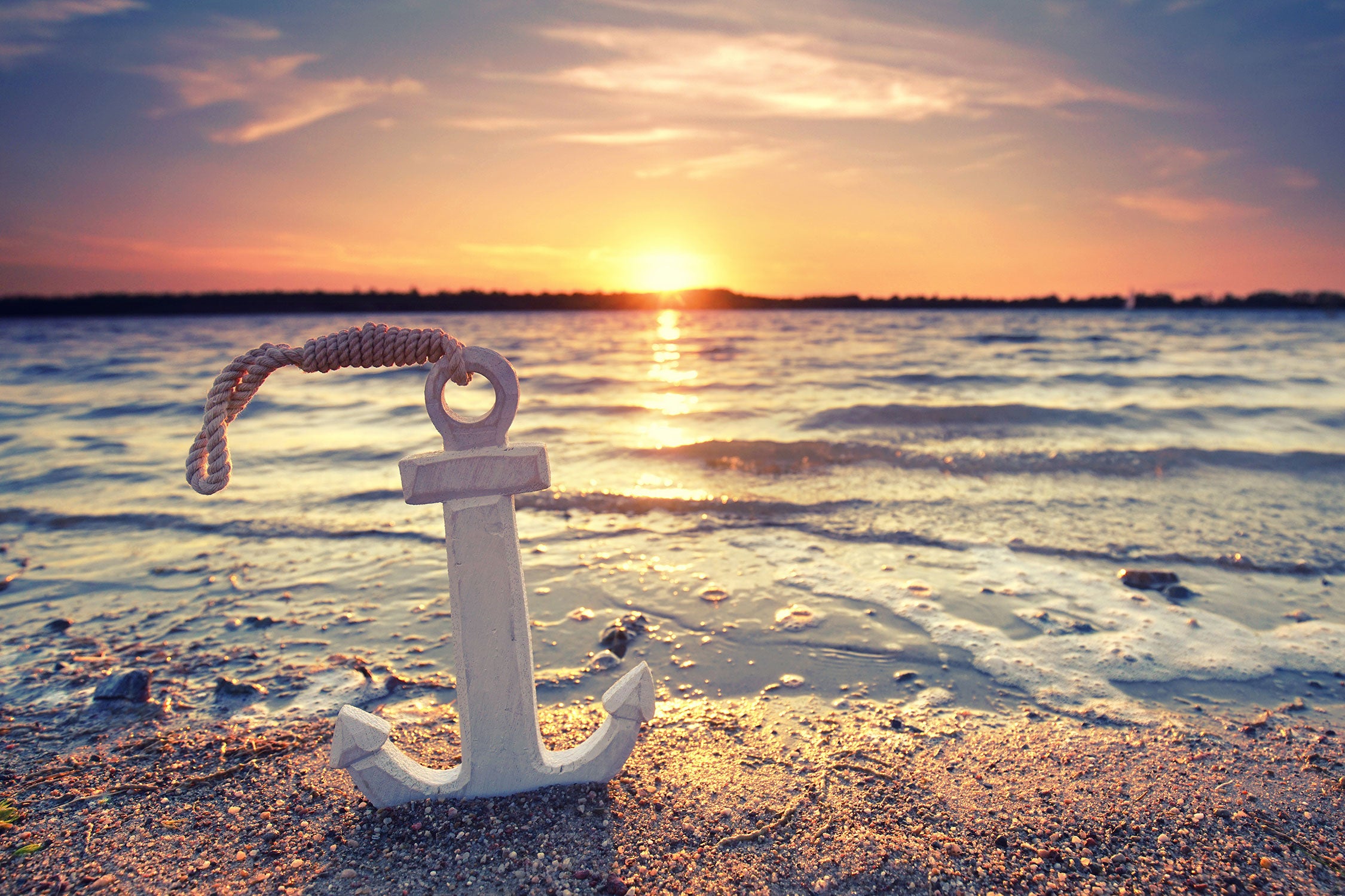 Anker am Ostseestrand im Sonnenuntergang, Glasbild