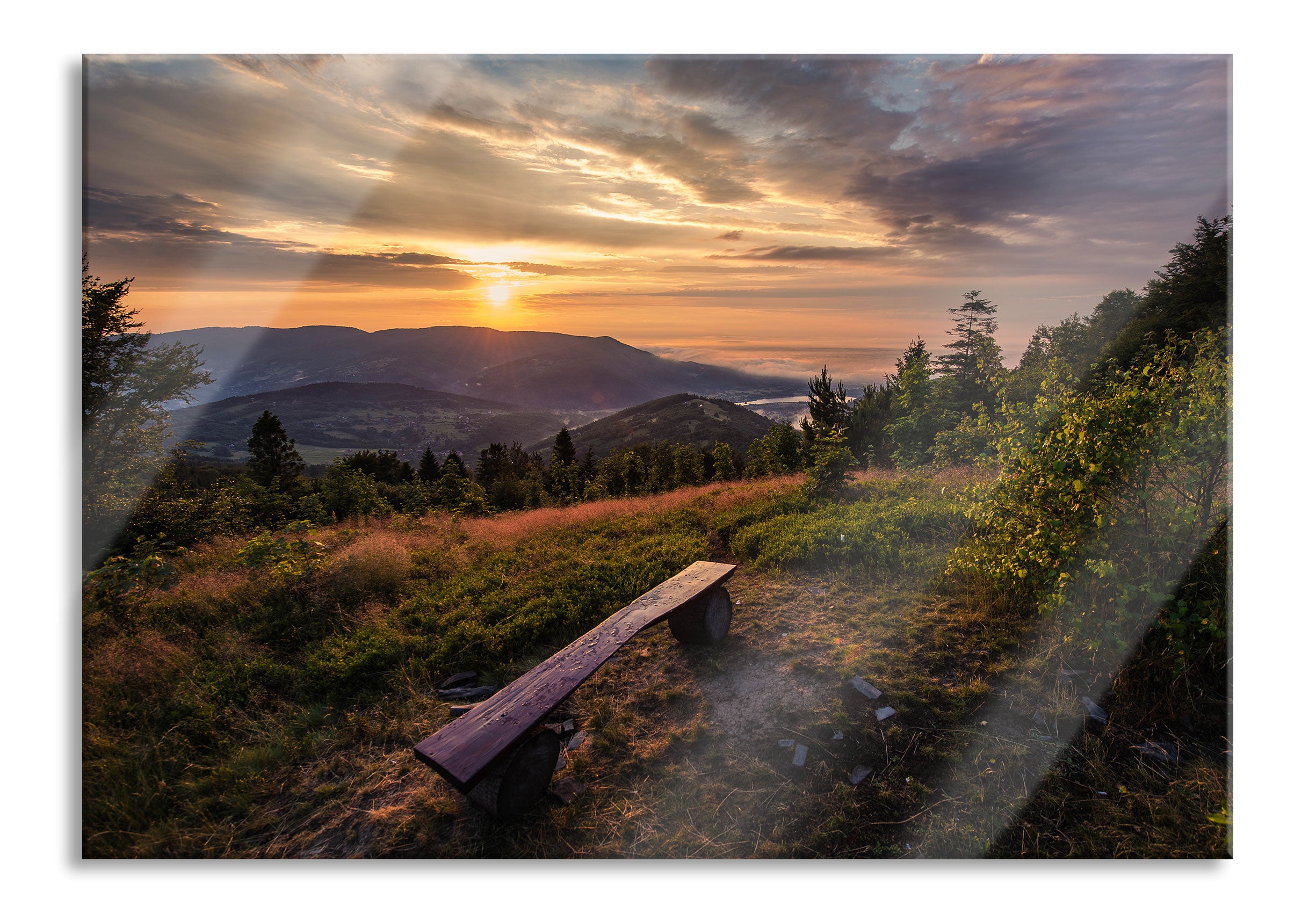 Bank auf Berggipfel bei Sonnenuntergang, Glasbild