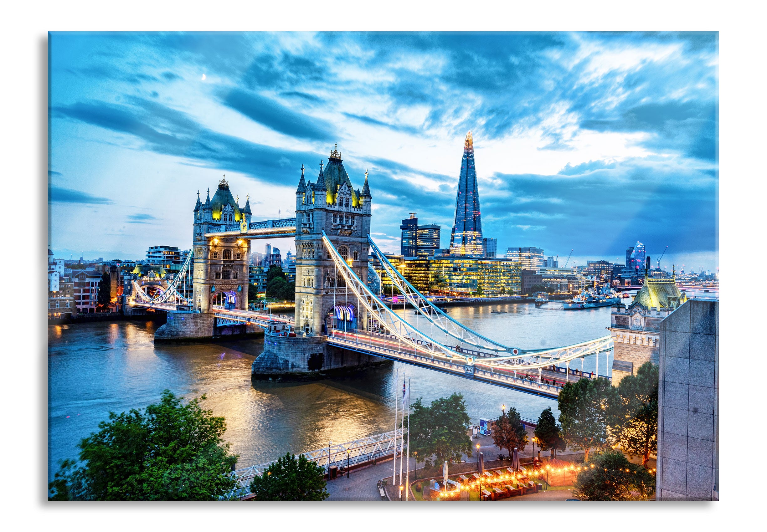 Beleuchtete Tower Bridge am Abend, Glasbild