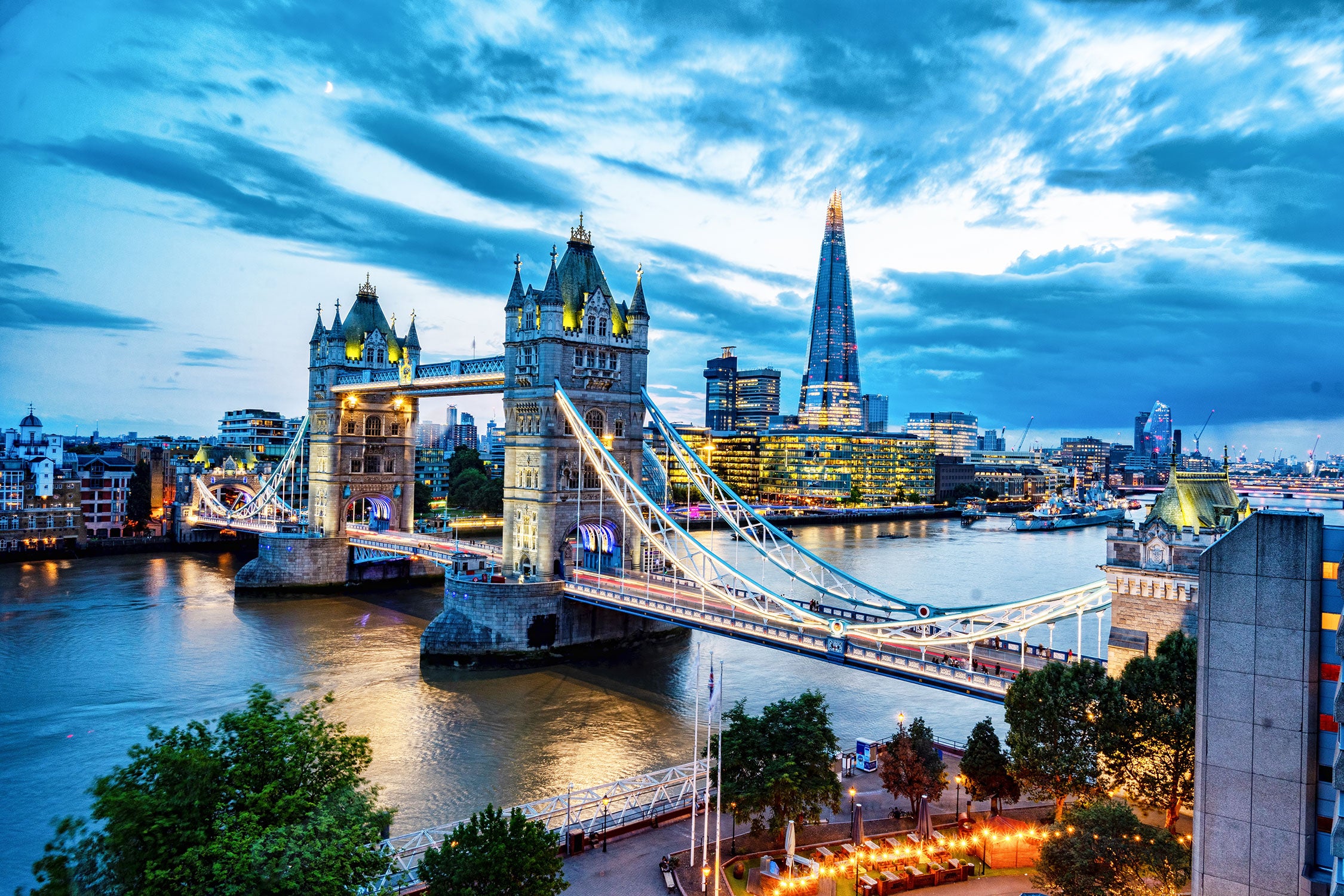 Beleuchtete Tower Bridge am Abend, Glasbild