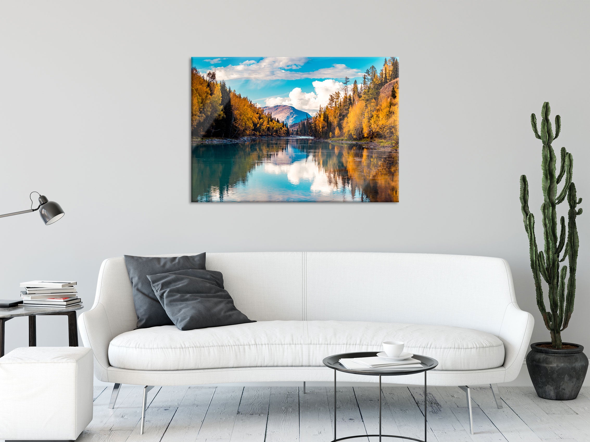 Bergsee mit Herbstwald, Glasbild