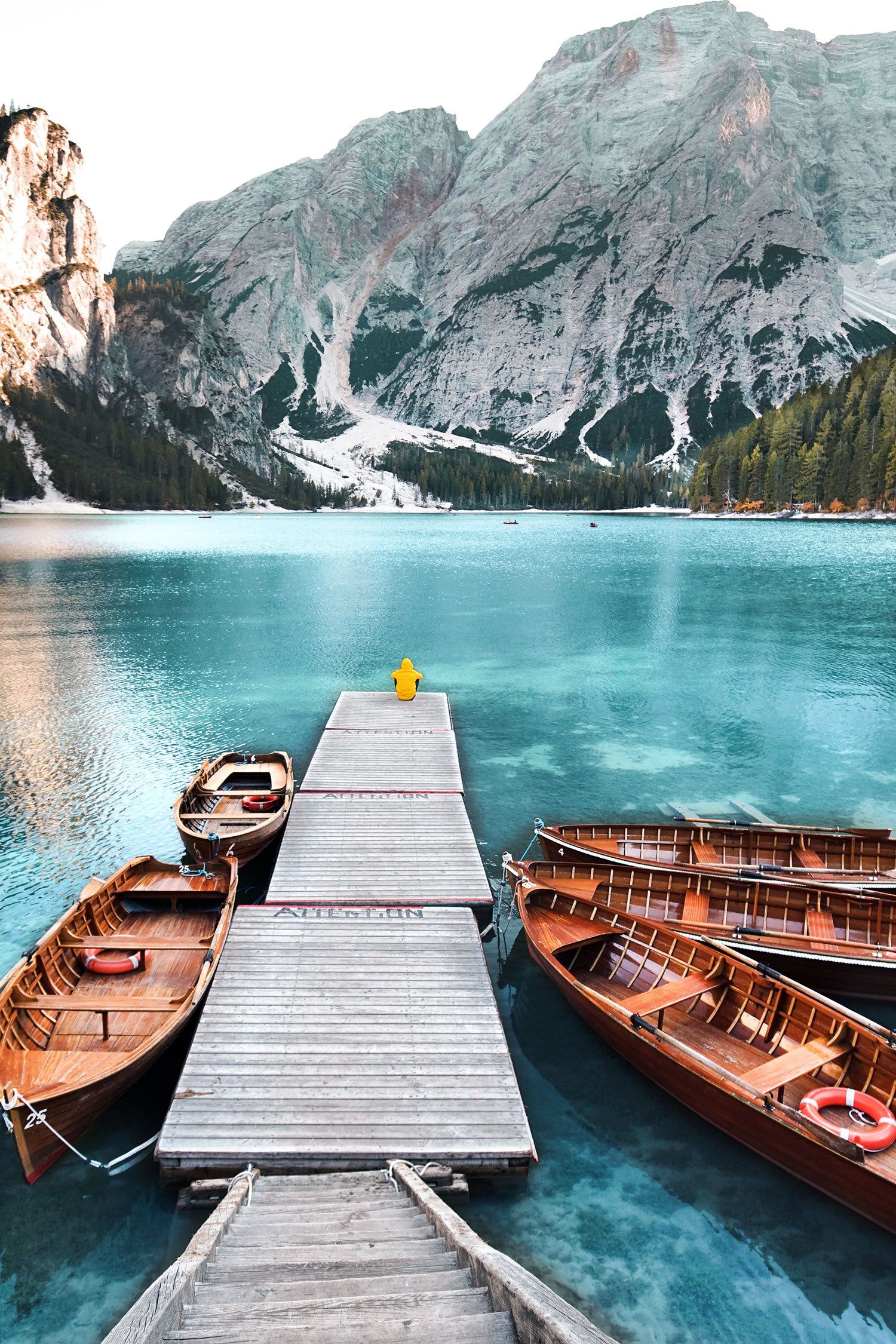 Bootssteg und Berge am Pragser Wildsee, Glasbild