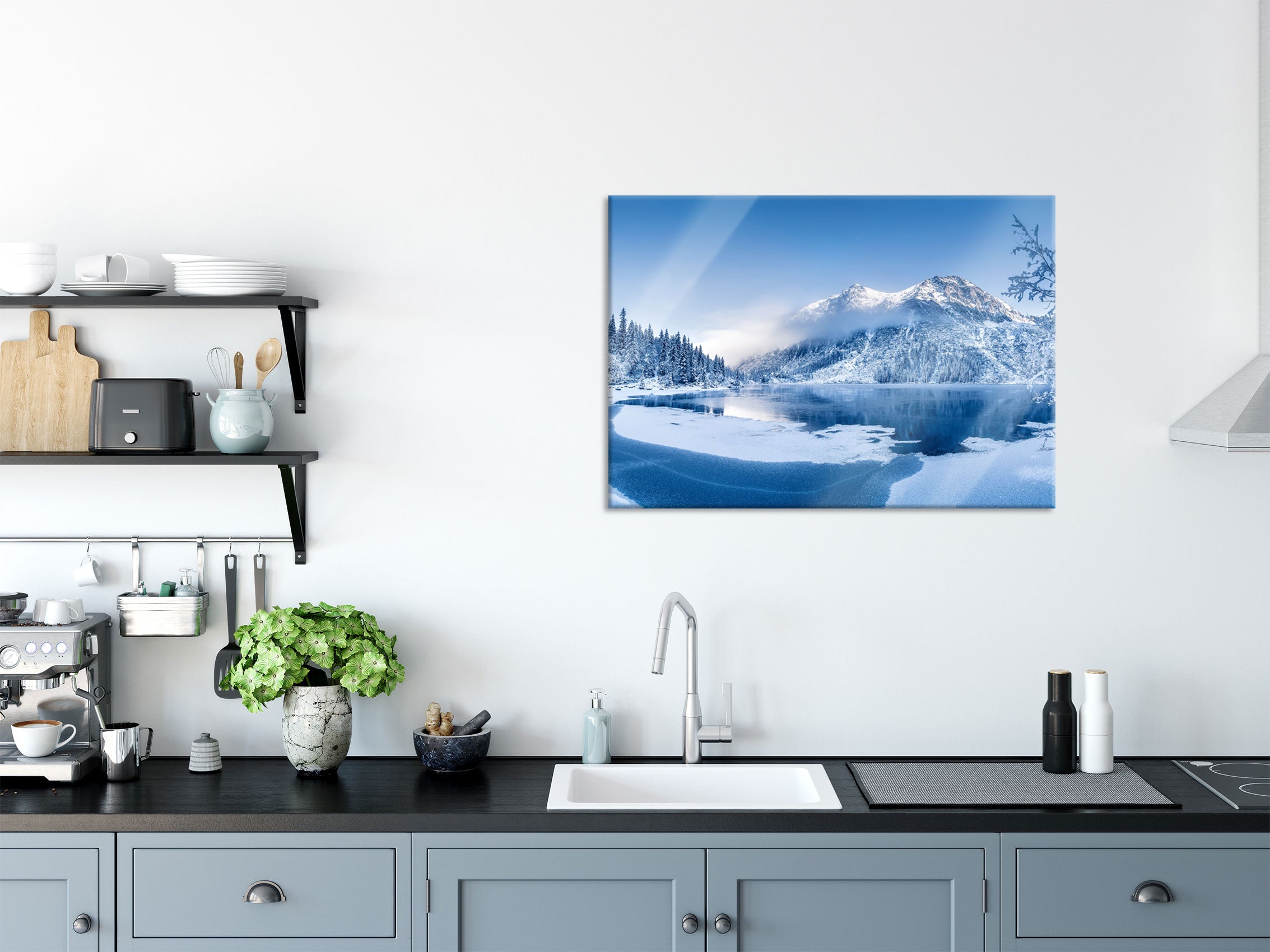 Winterlandschaft mit gefrorenem Bergsee, Glasbild