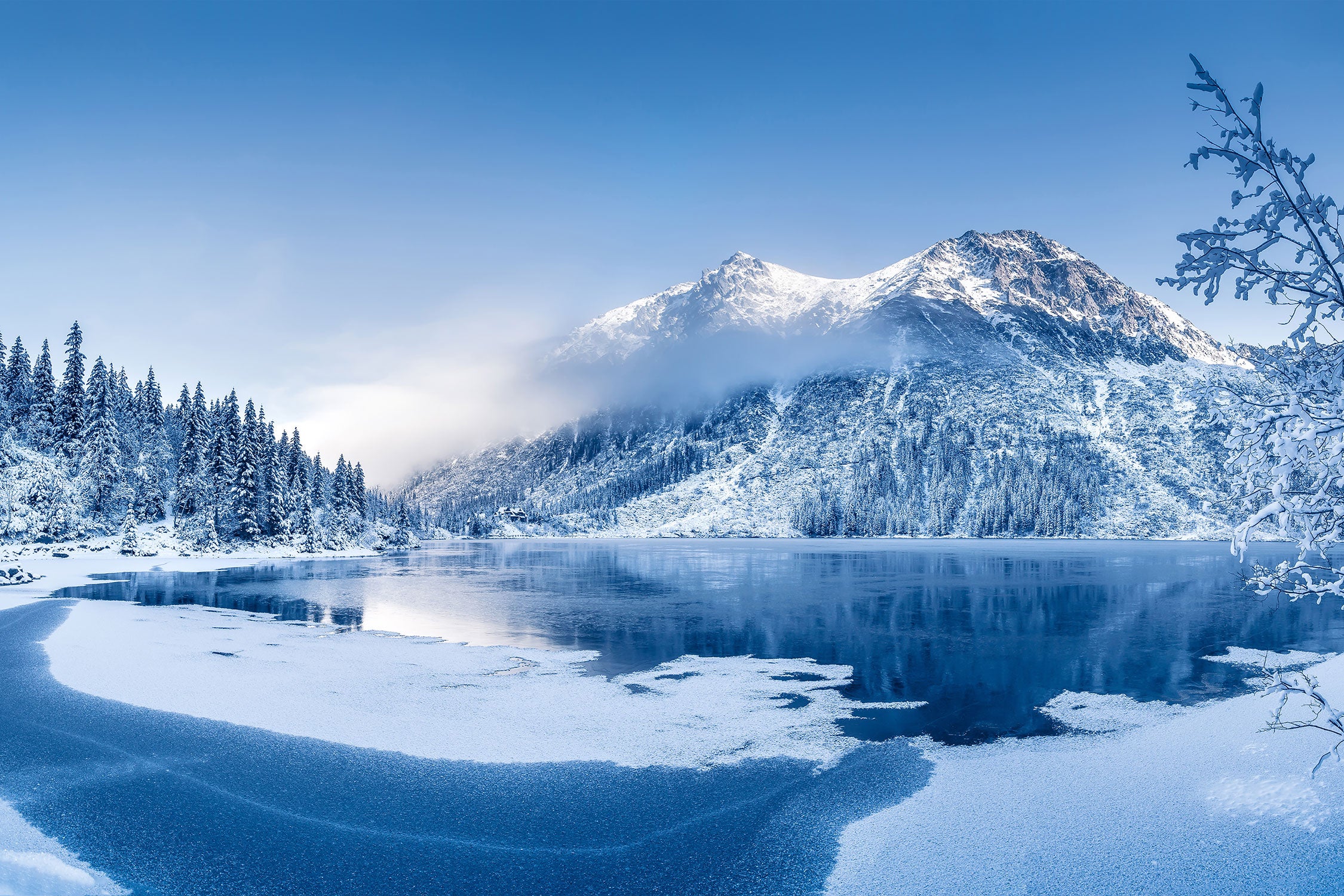 Winterlandschaft mit gefrorenem Bergsee, Glasbild