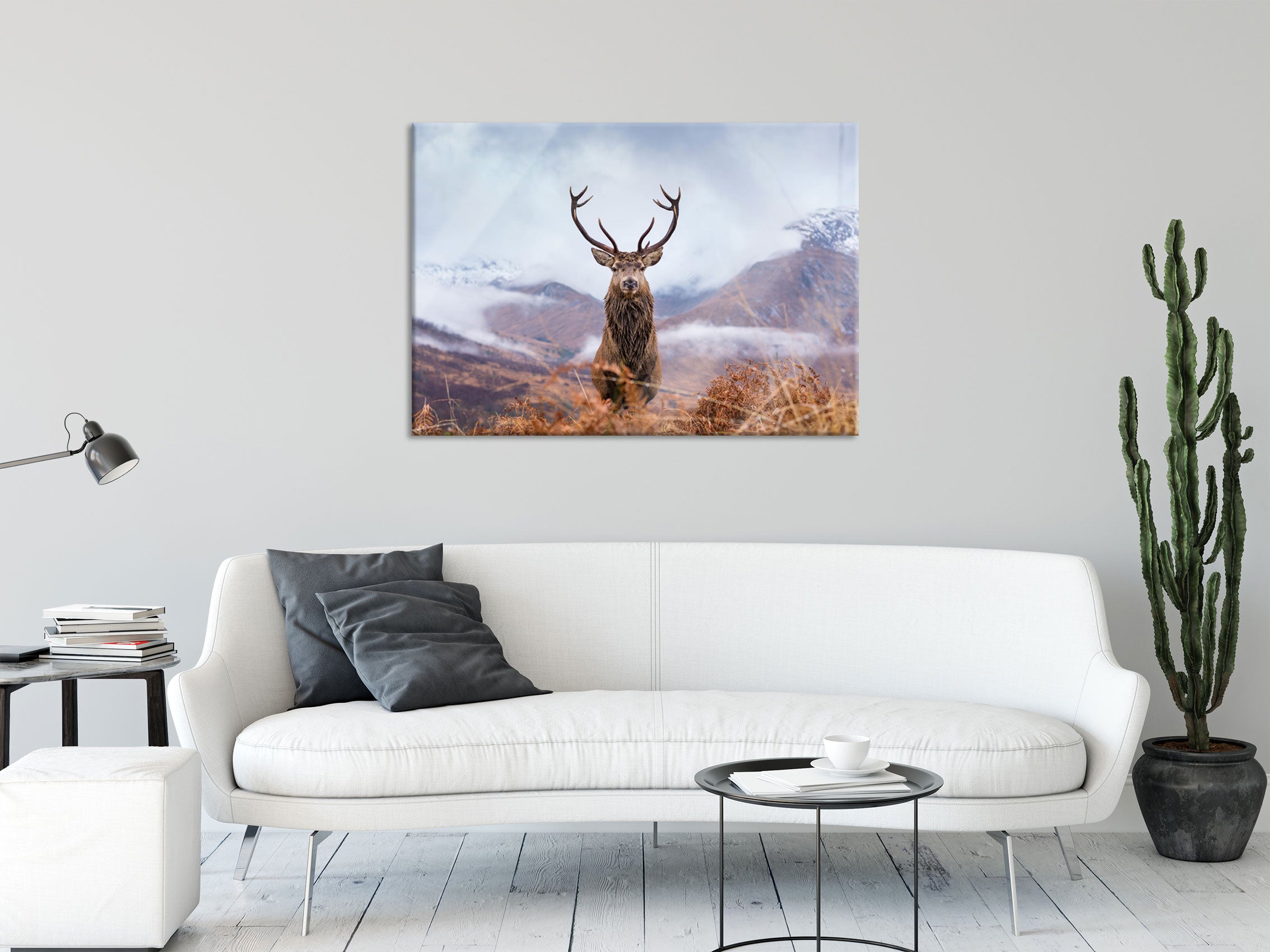 Majestätischer Hirsch in Berglandschaft, Glasbild