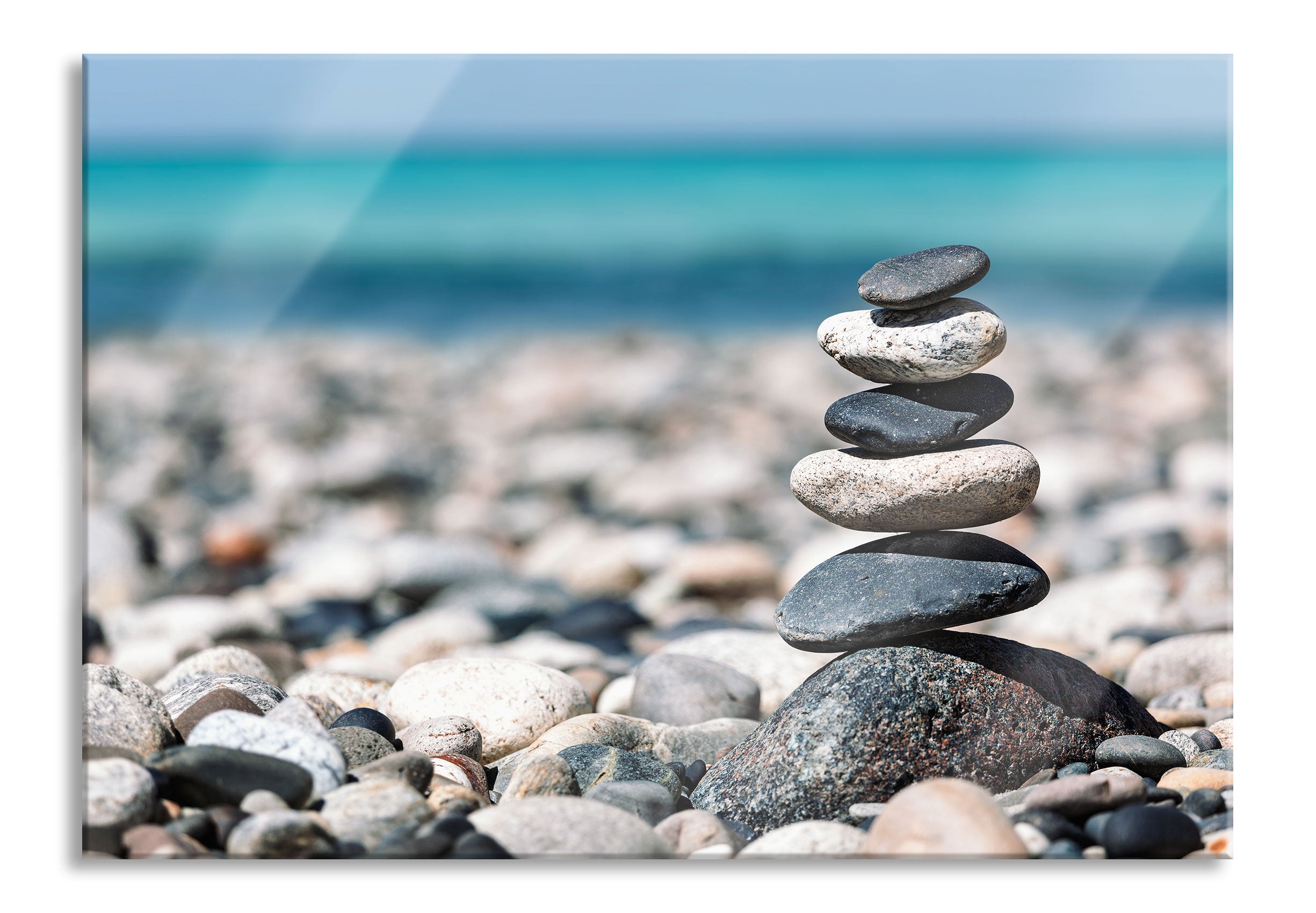 Steinpyramide am Kiesstrand, Glasbild