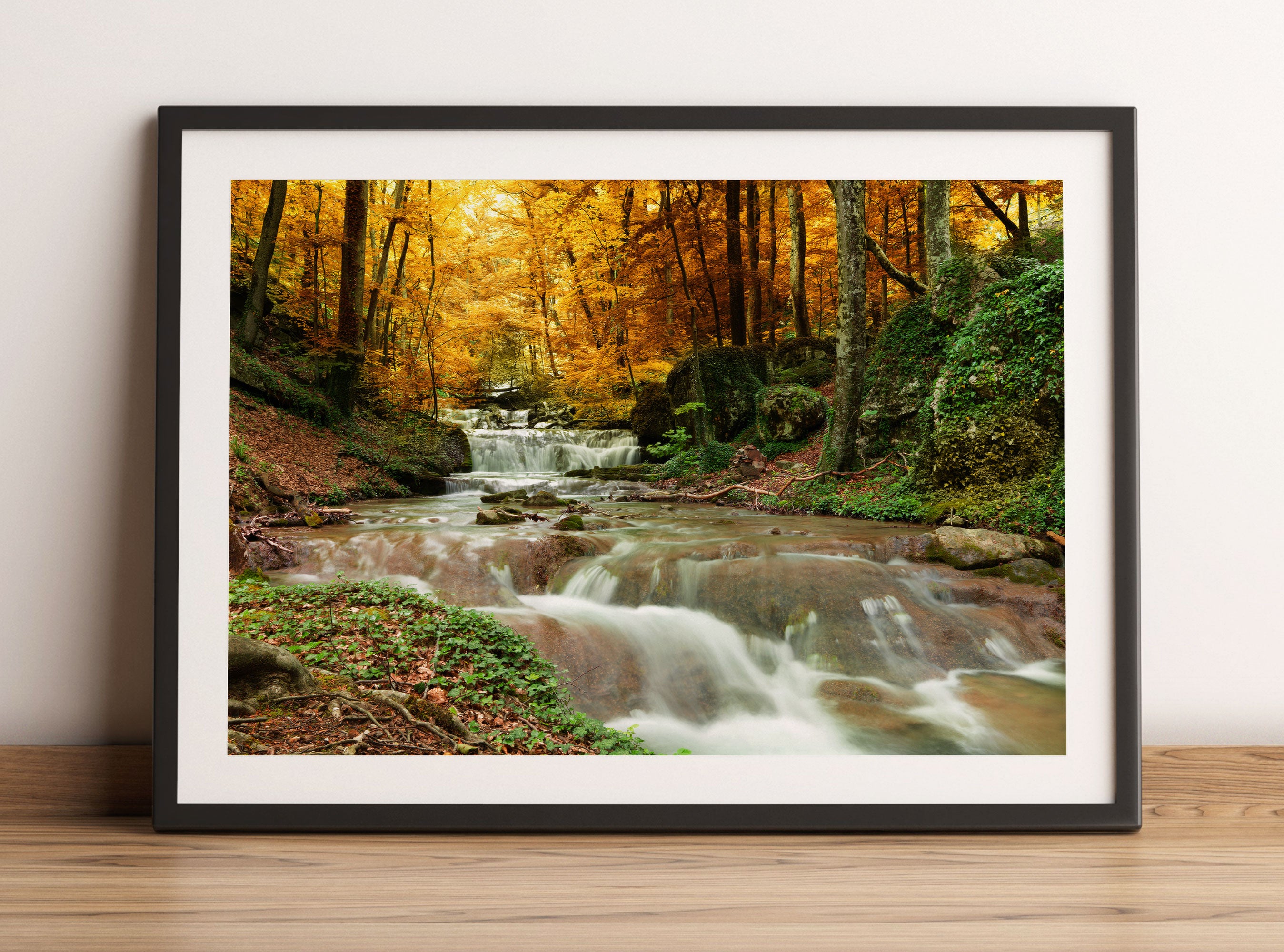 Waldbach im Herbst, Gerahmtes Bild