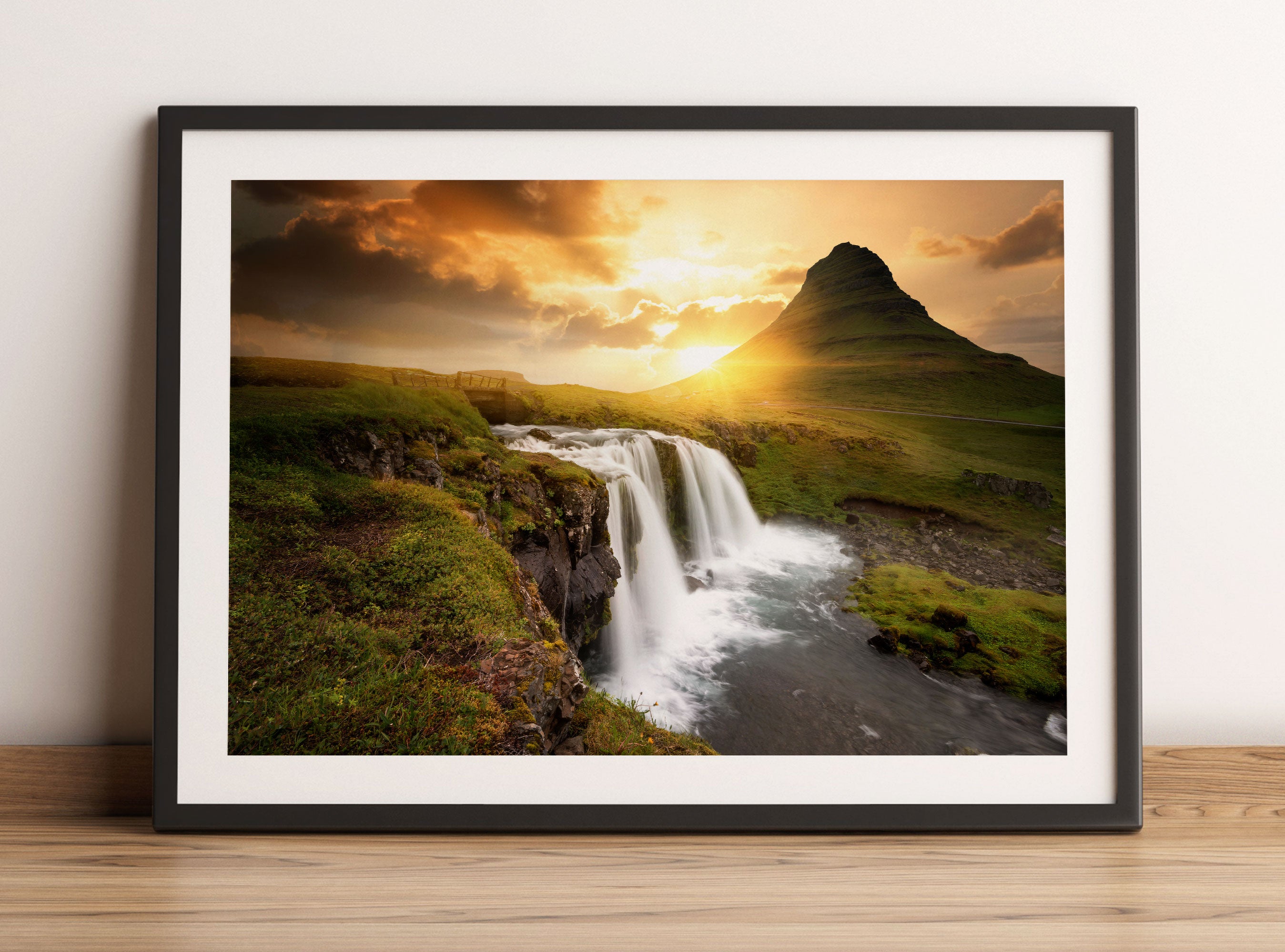 Wasserfall bei Sonnenuntergang, Gerahmtes Bild