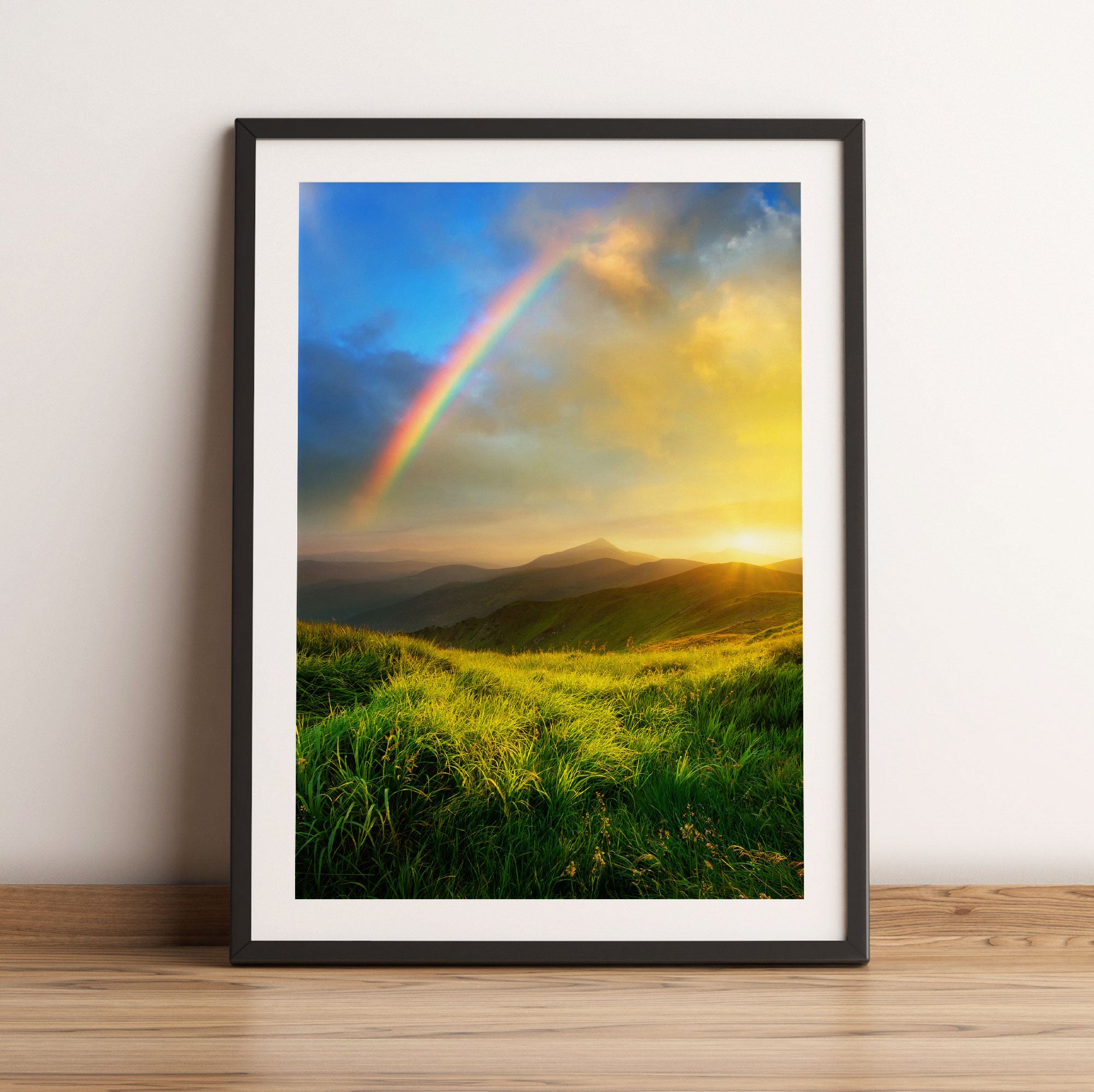 Berge mit Regenbogen am Himmel, Gerahmtes Bild