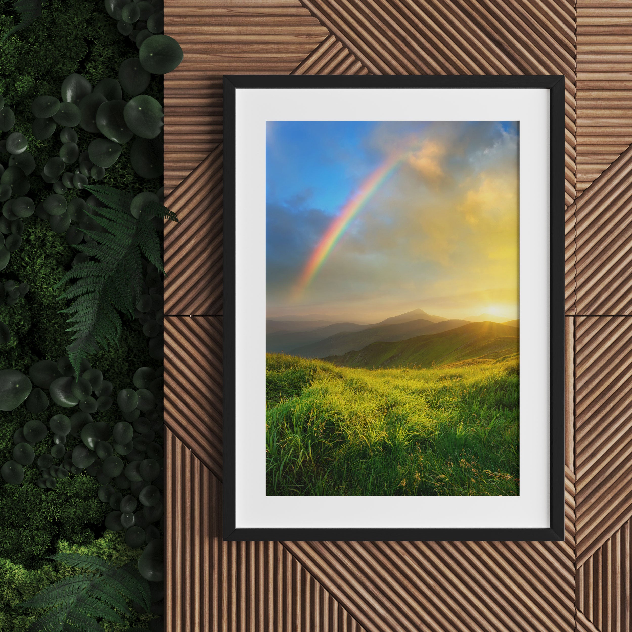 Berge mit Regenbogen am Himmel, Gerahmtes Bild