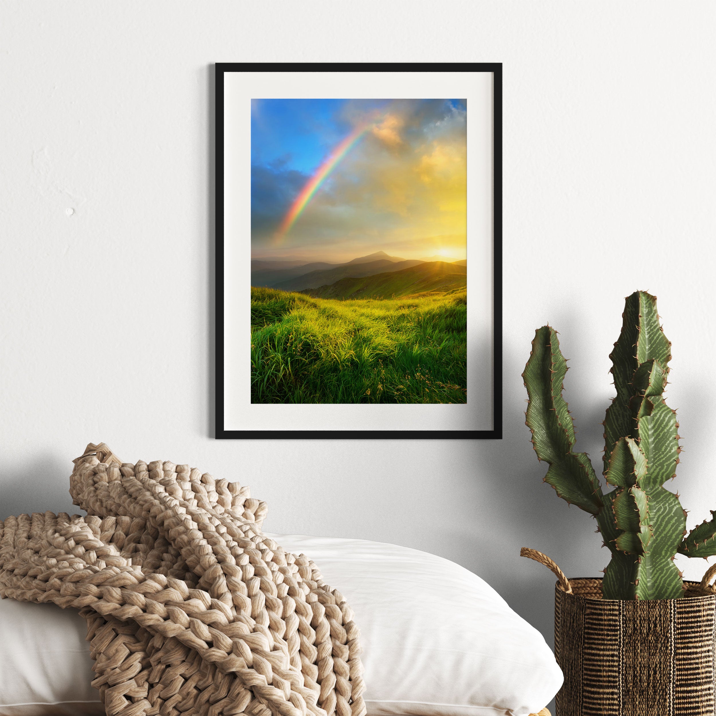 Berge mit Regenbogen am Himmel, Gerahmtes Bild