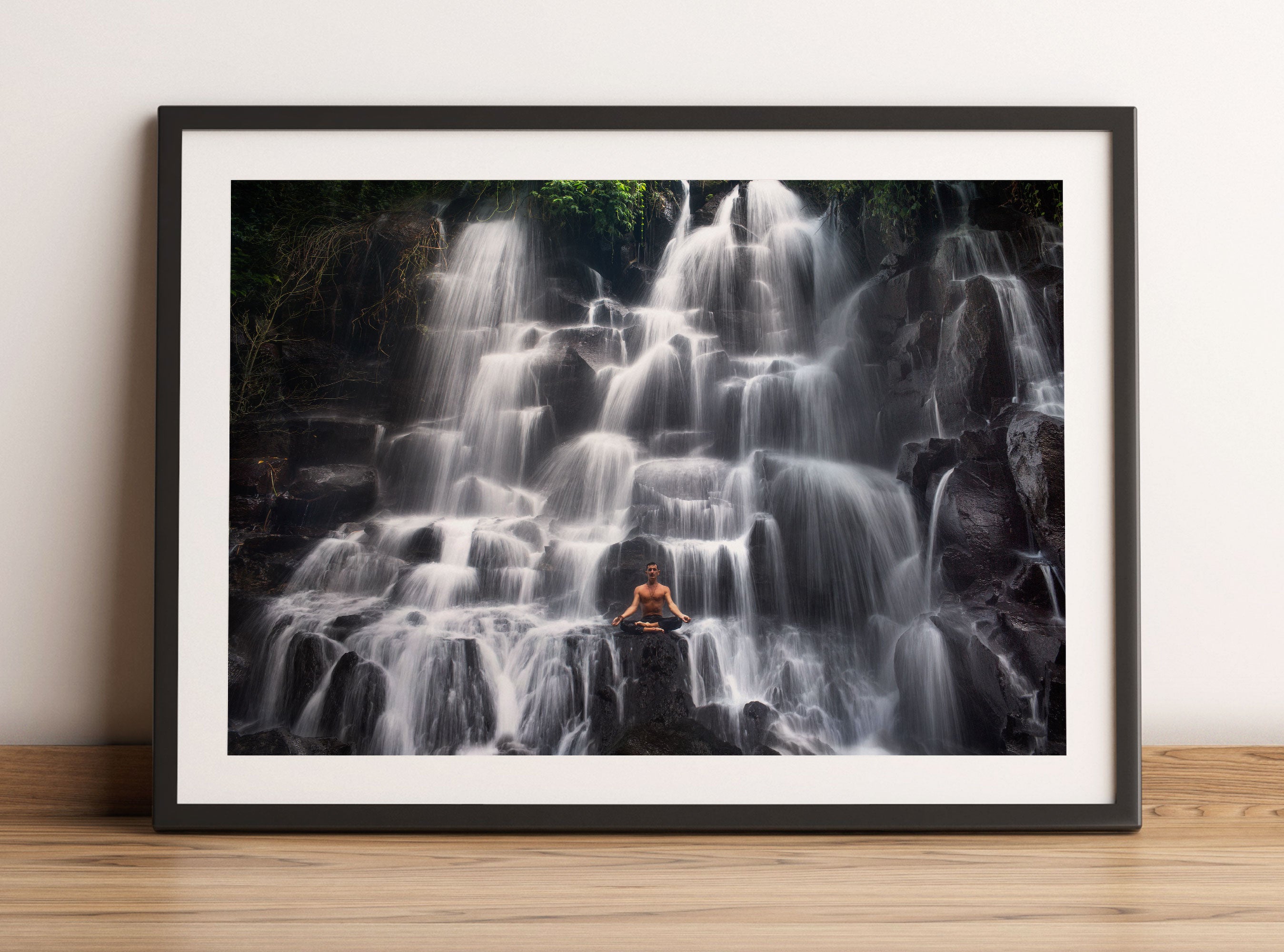 Yoga am Wasserfall in Bali, Gerahmtes Bild