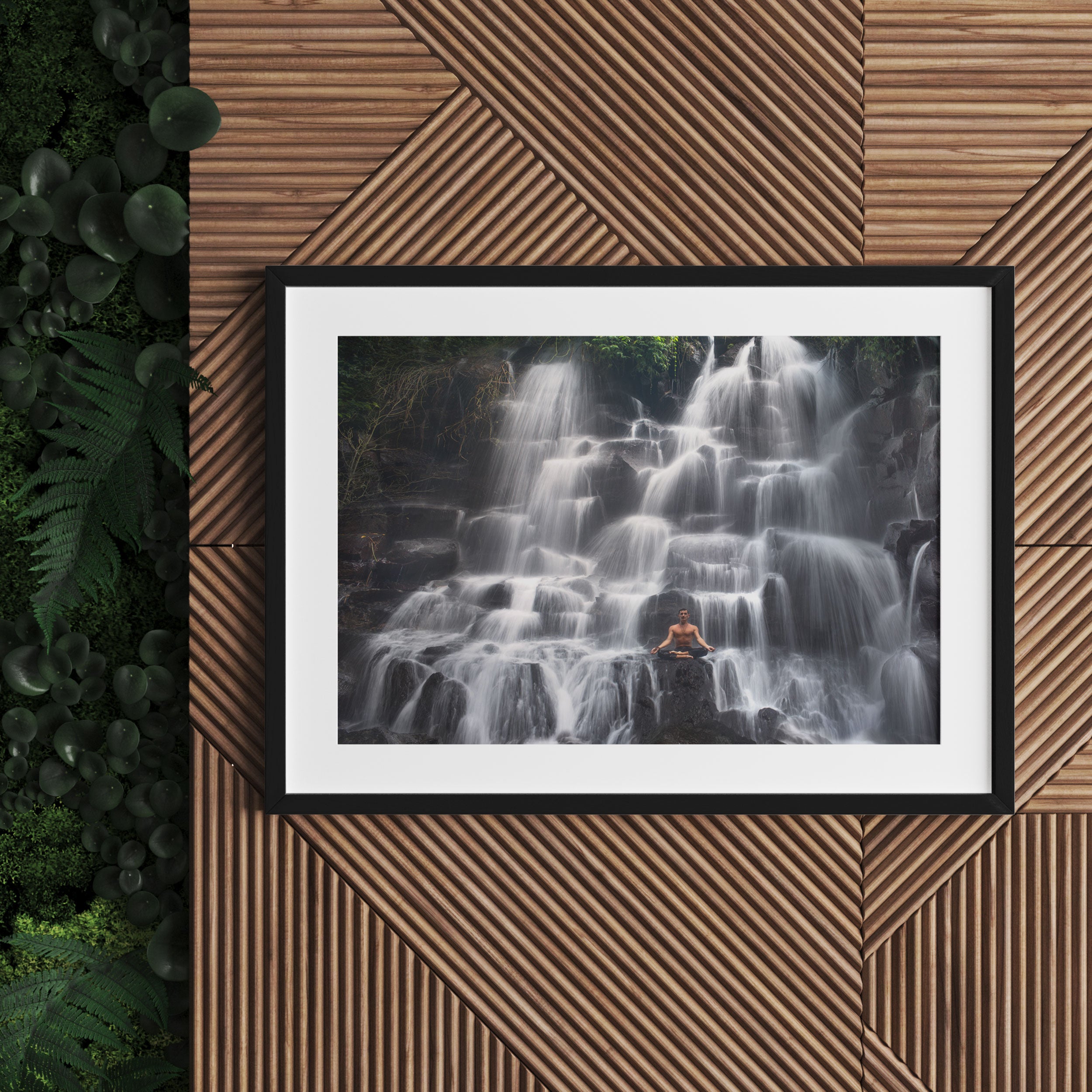 Yoga am Wasserfall in Bali, Gerahmtes Bild