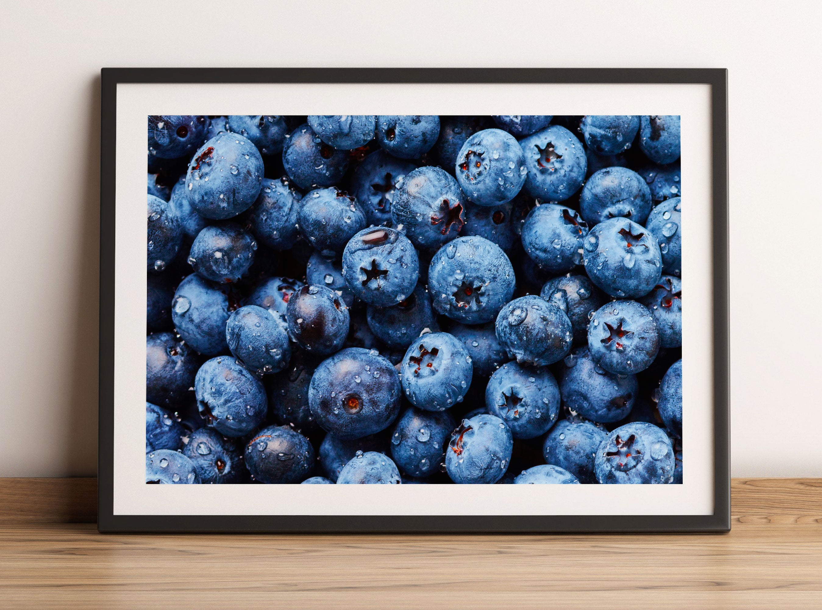 Blaubeeren mit Wassertropfen, Gerahmtes Bild