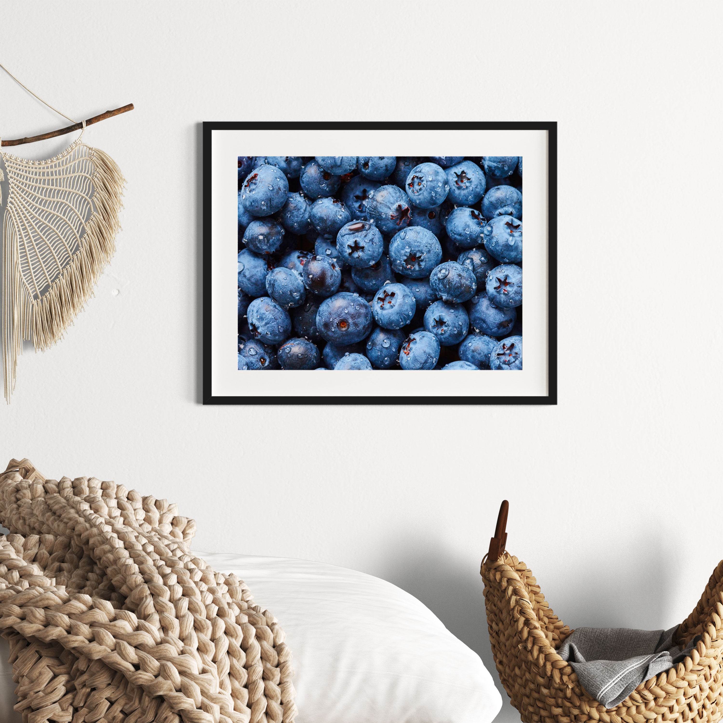 Blaubeeren mit Wassertropfen, Gerahmtes Bild