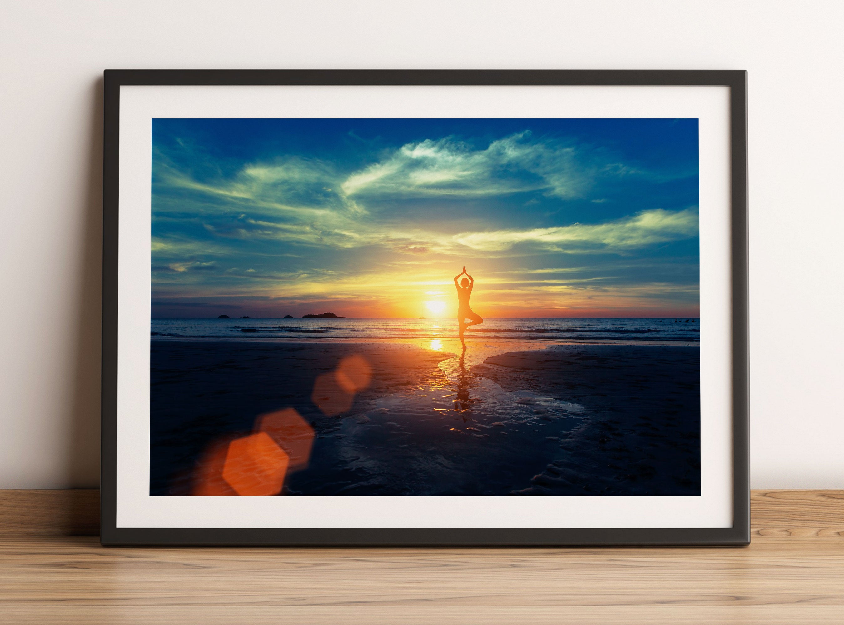 Yoga Silhouette am Strand, Gerahmtes Bild