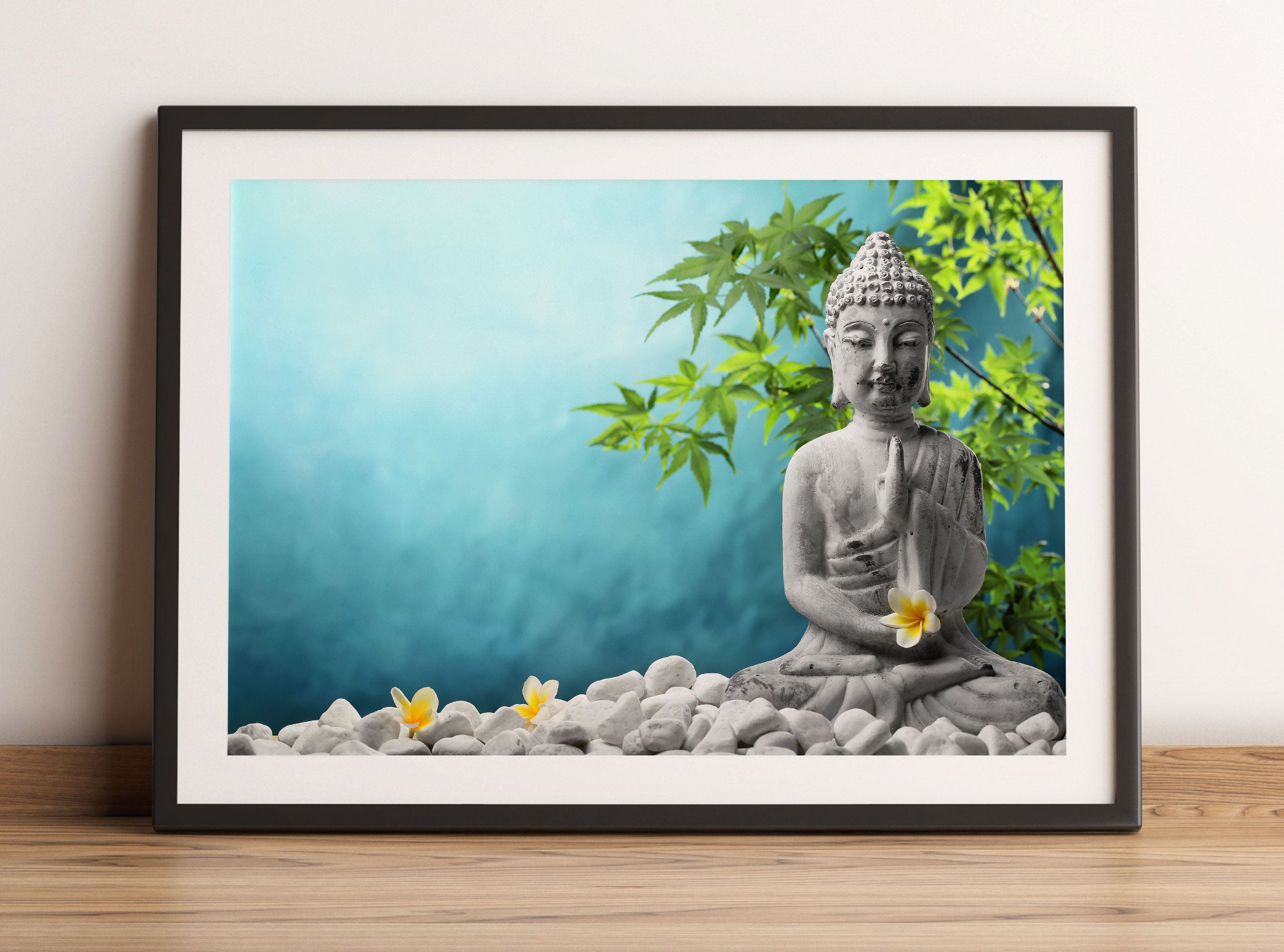 Buddha auf Steinen mit Monoi Blüte, Gerahmtes Bild