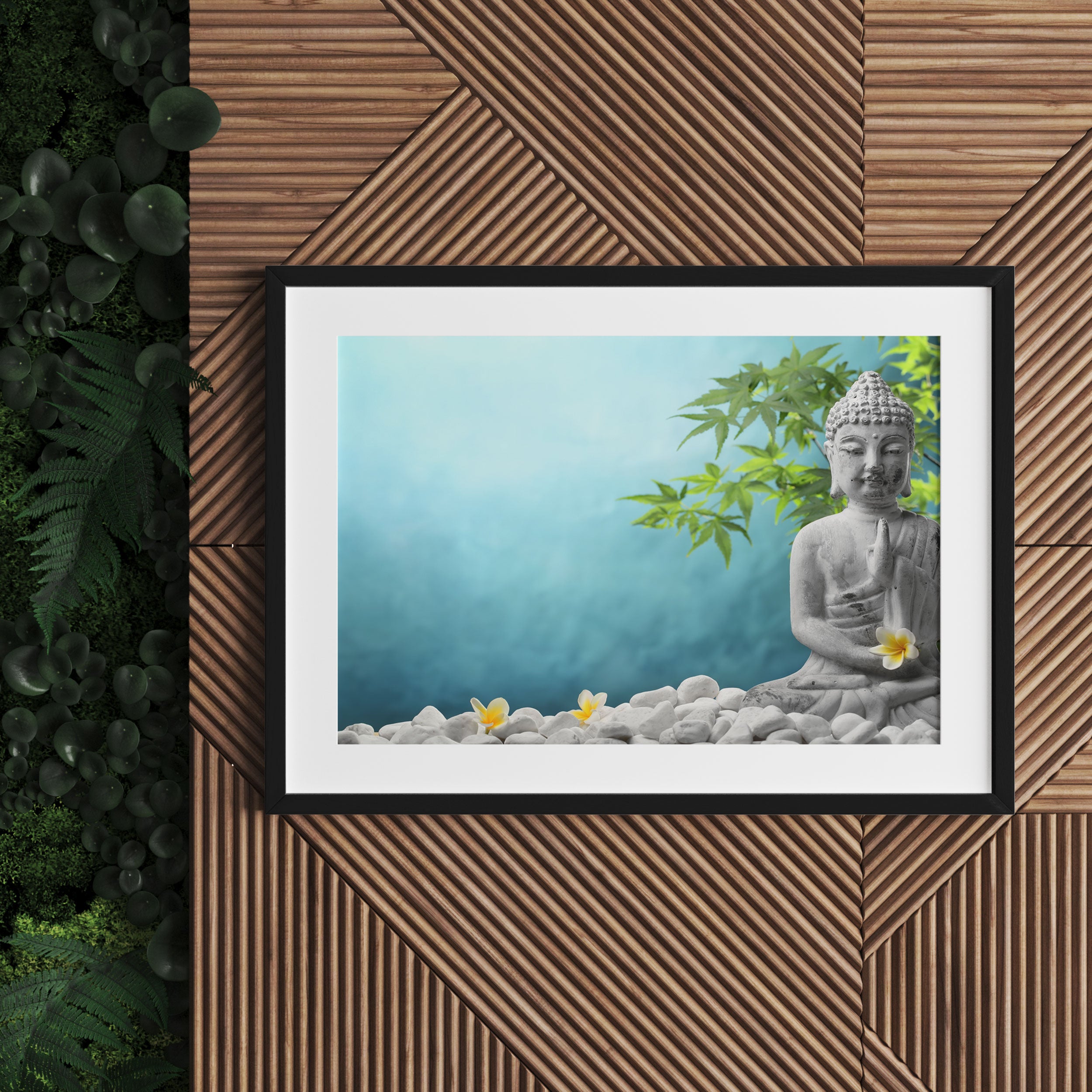 Buddha auf Steinen mit Monoi Blüte, Gerahmtes Bild