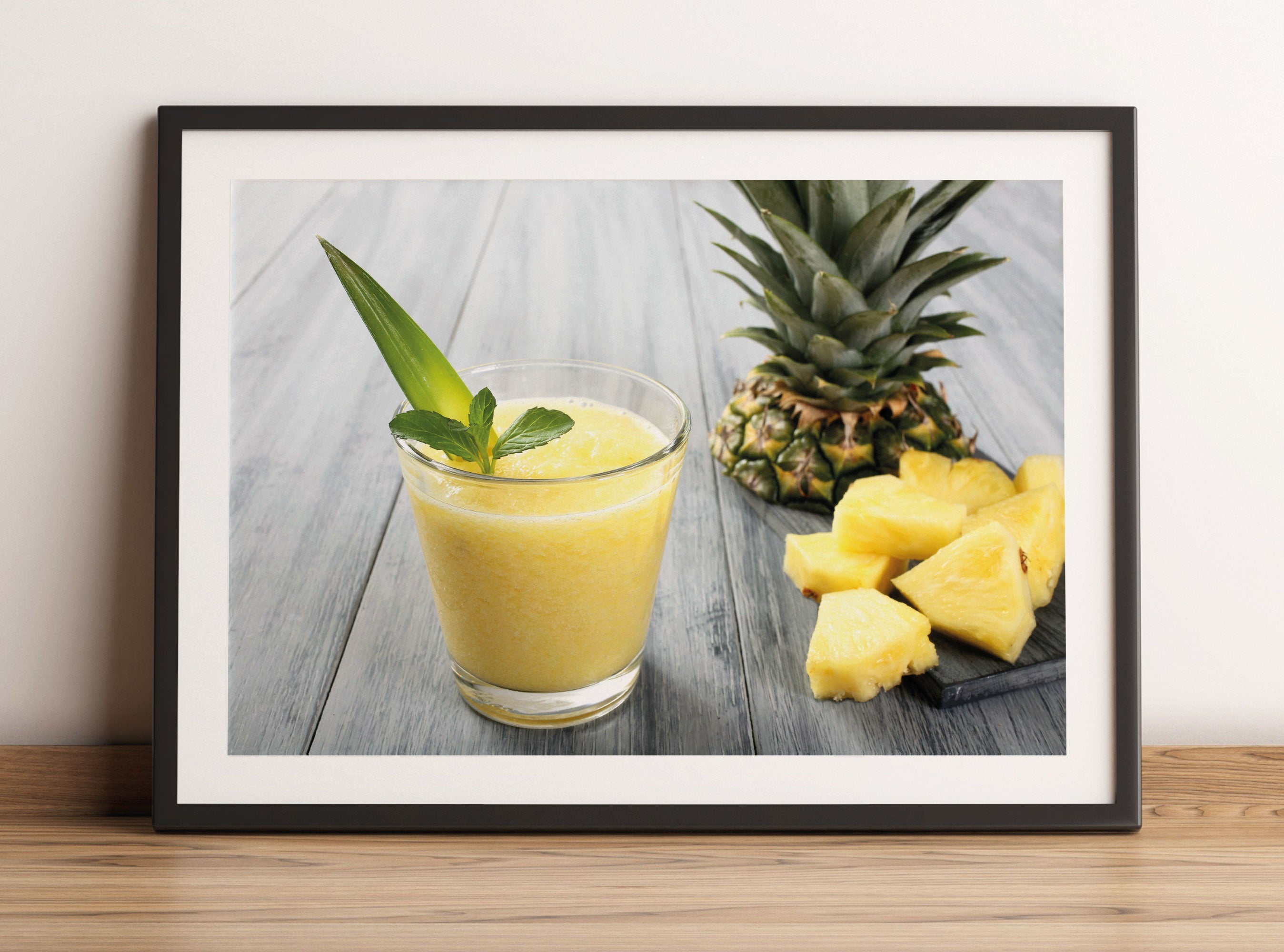 Ananas Cocktail auf Holztisch, Gerahmtes Bild