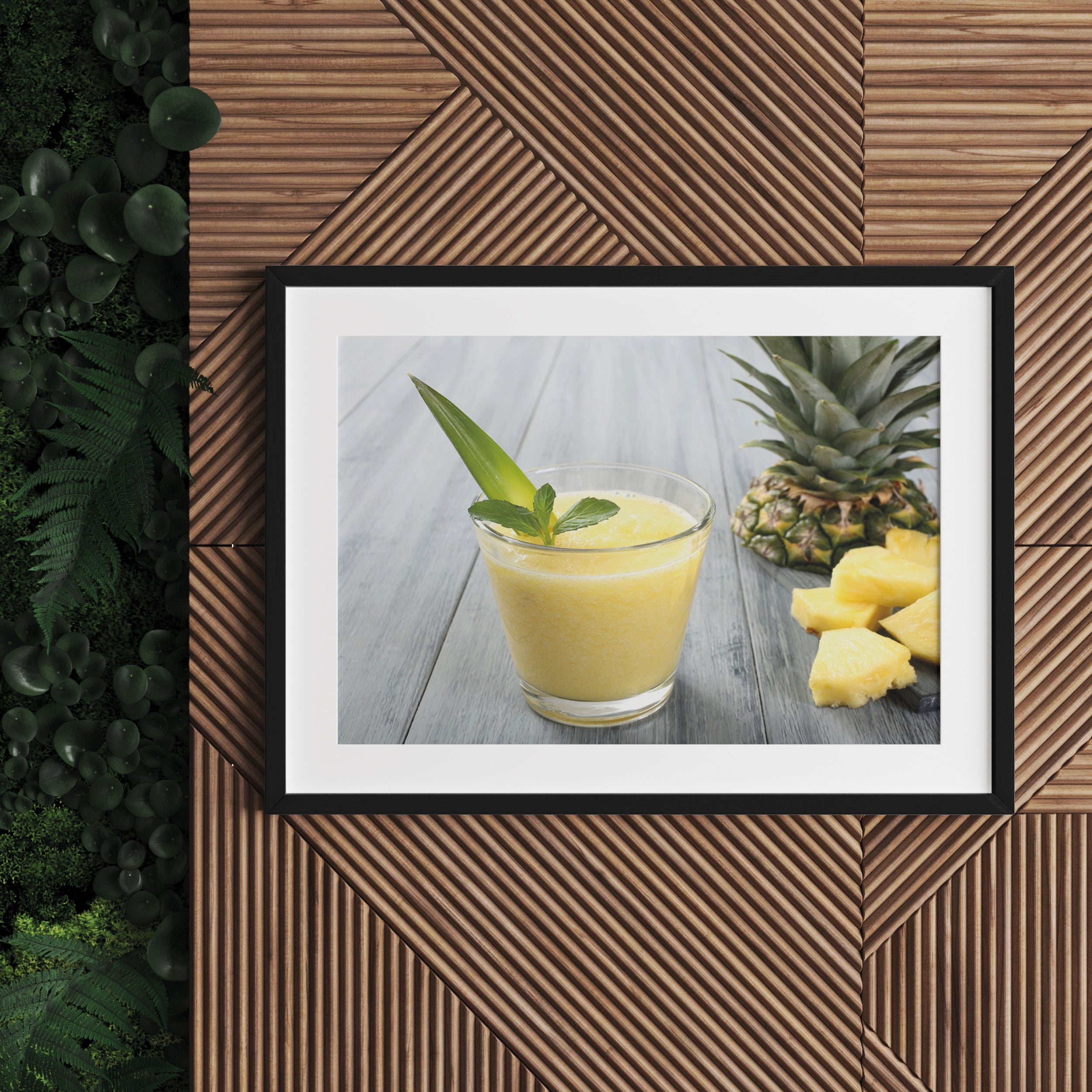 Ananas Cocktail auf Holztisch, Gerahmtes Bild