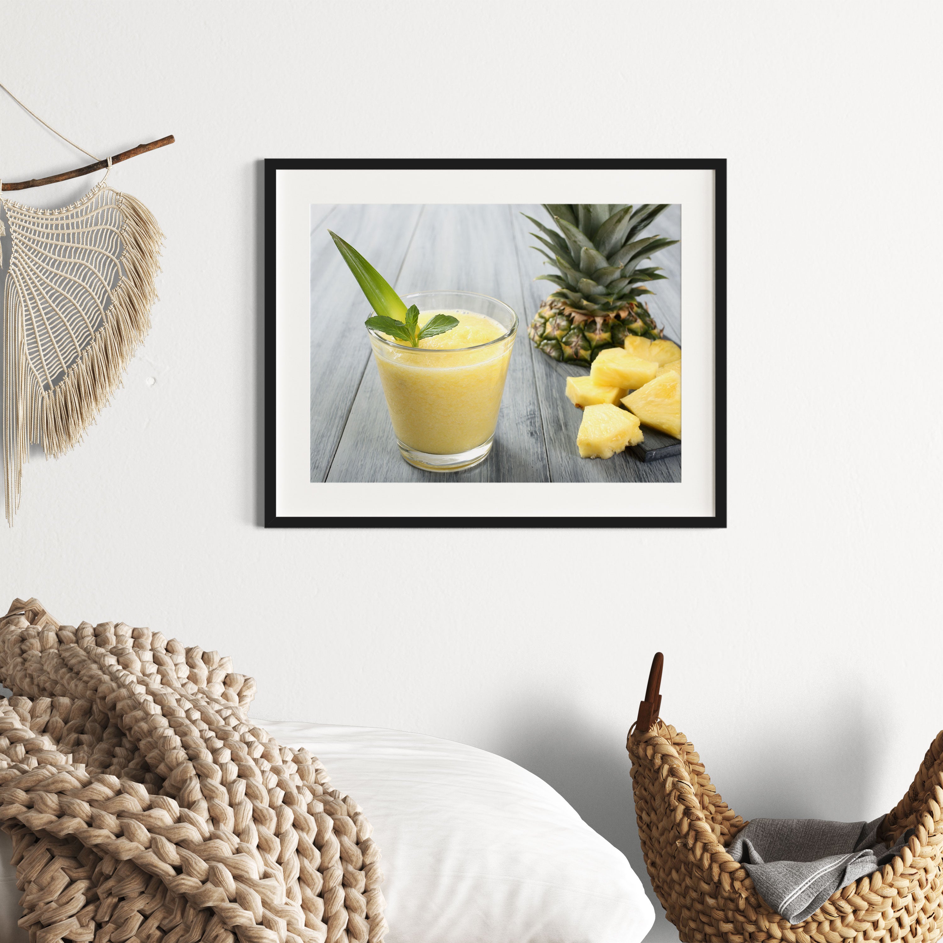 Ananas Cocktail auf Holztisch, Gerahmtes Bild