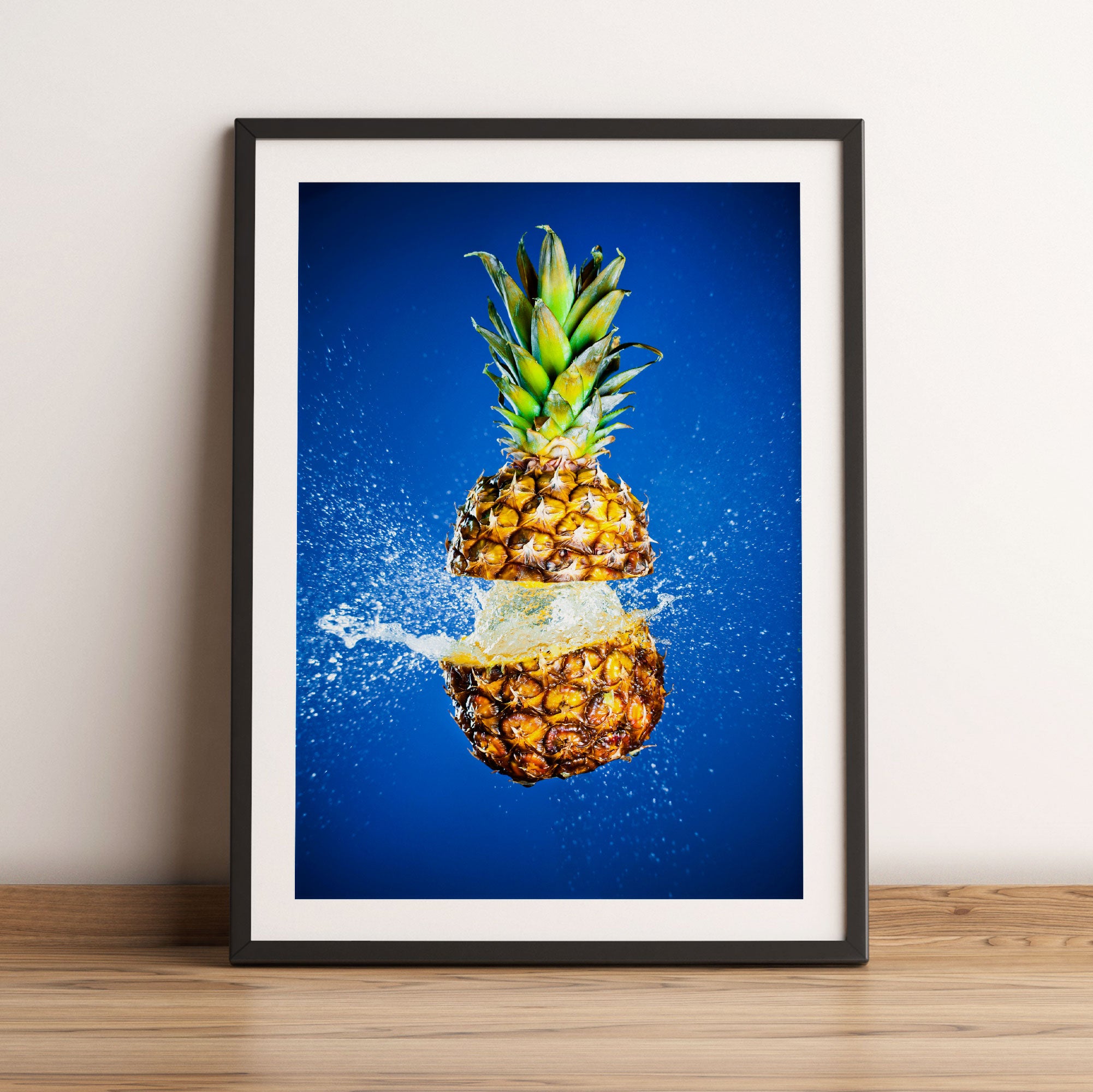 Ananas mit Wasser bespritzt, Gerahmtes Bild