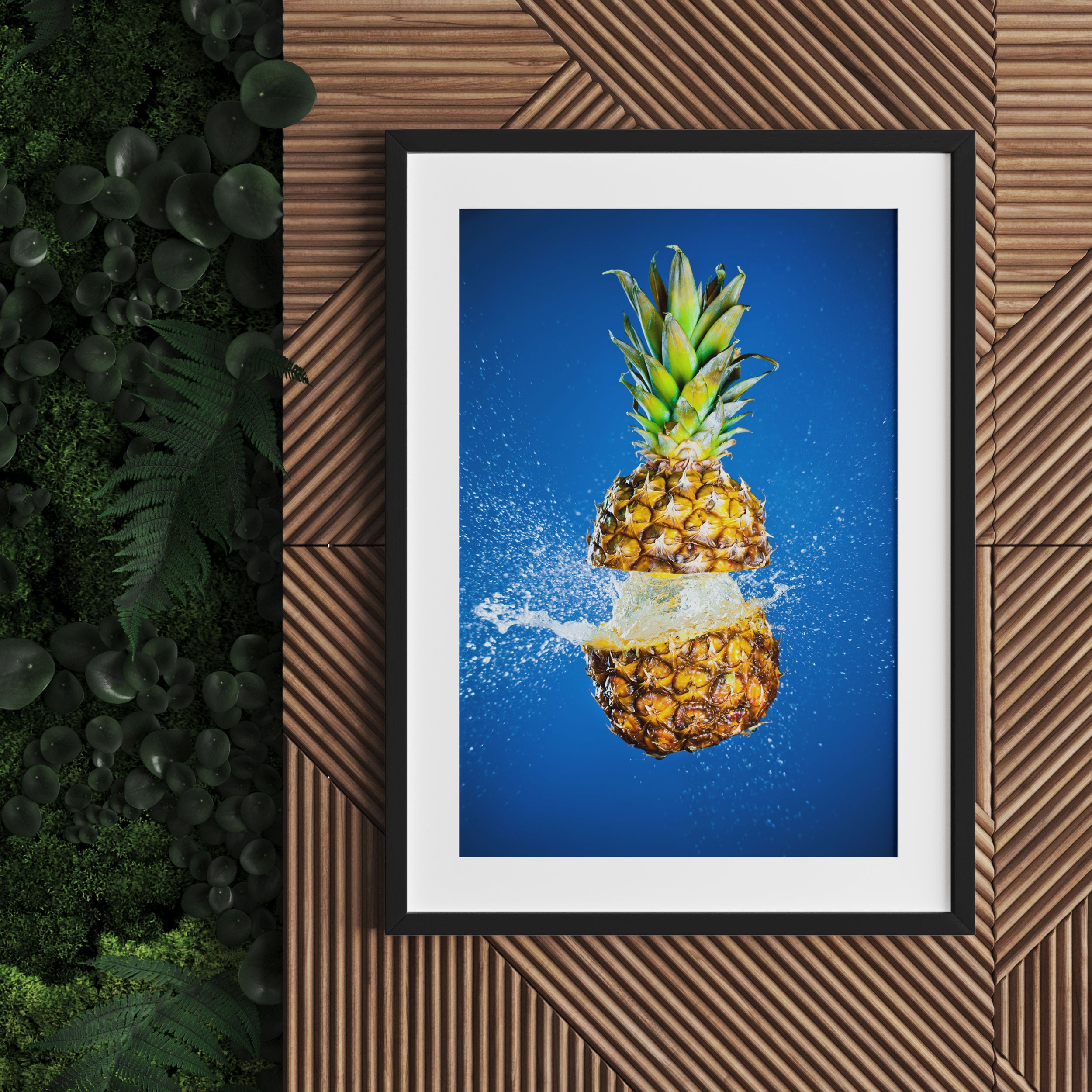 Ananas mit Wasser bespritzt, Gerahmtes Bild