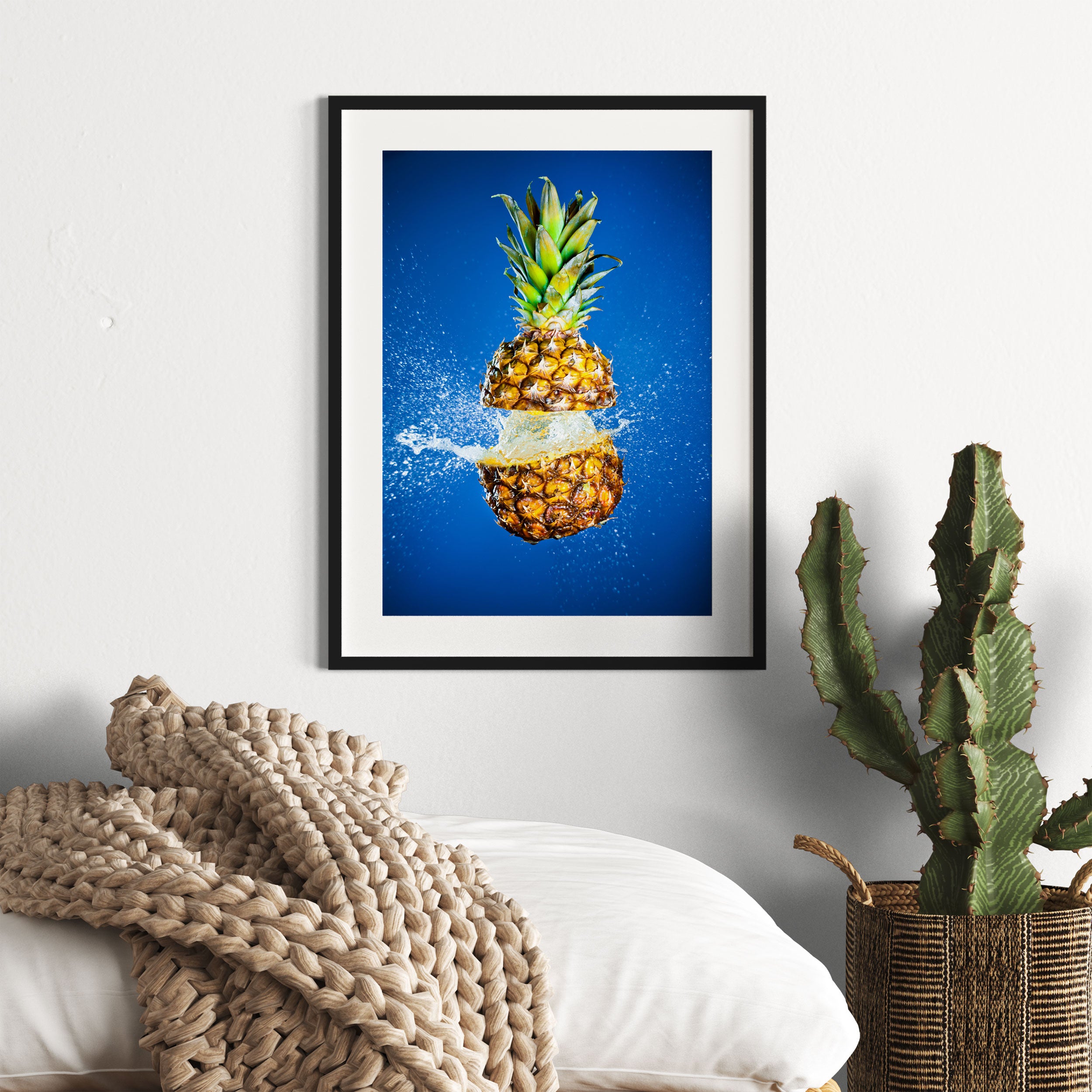 Ananas mit Wasser bespritzt, Gerahmtes Bild