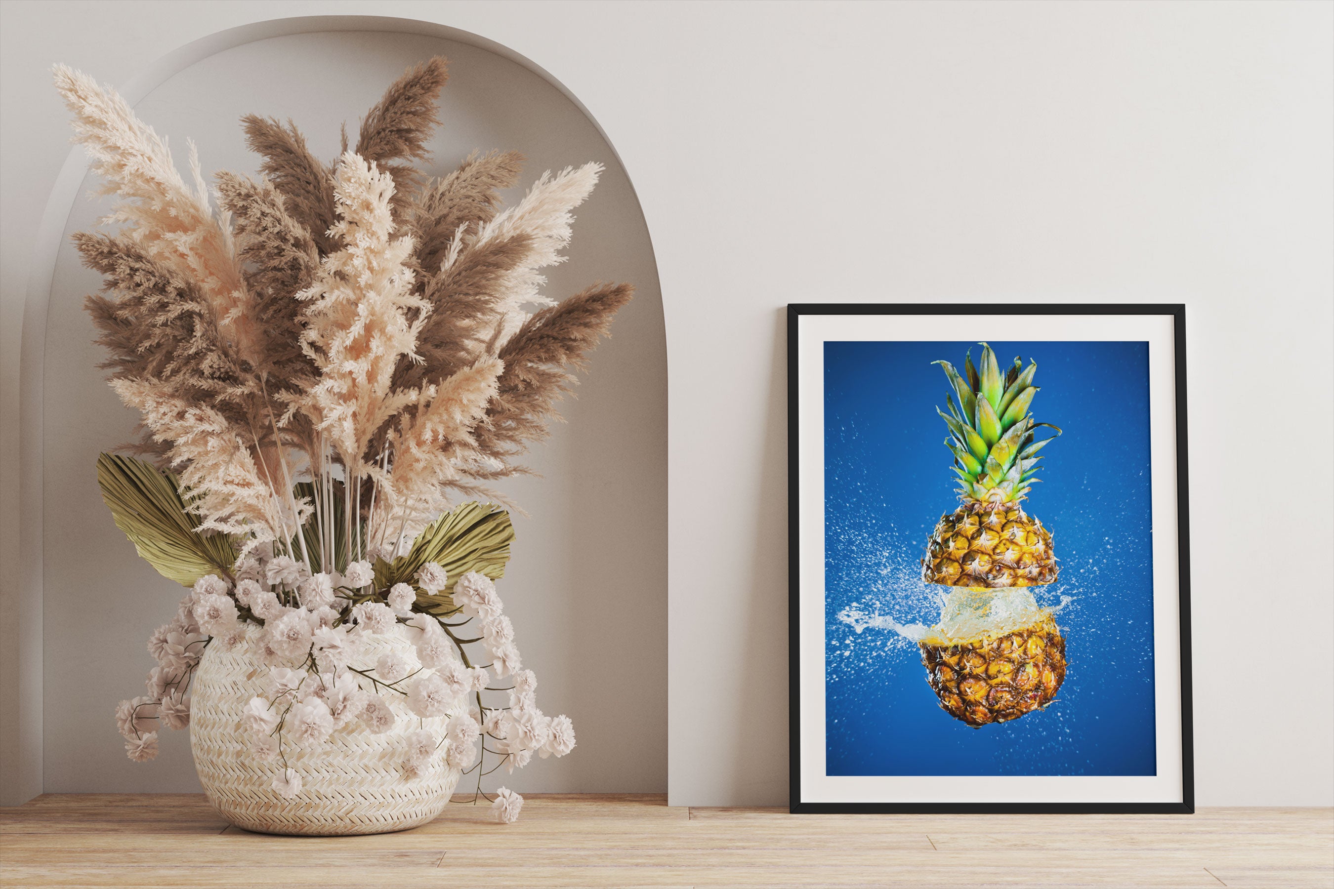 Ananas mit Wasser bespritzt, Gerahmtes Bild