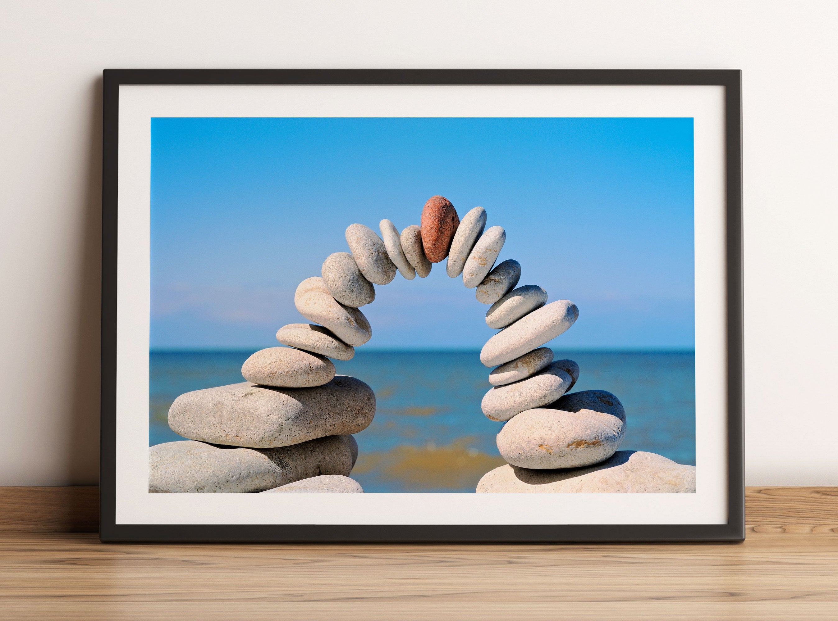 Brücke aus Zen Steinen am Meer, Gerahmtes Bild