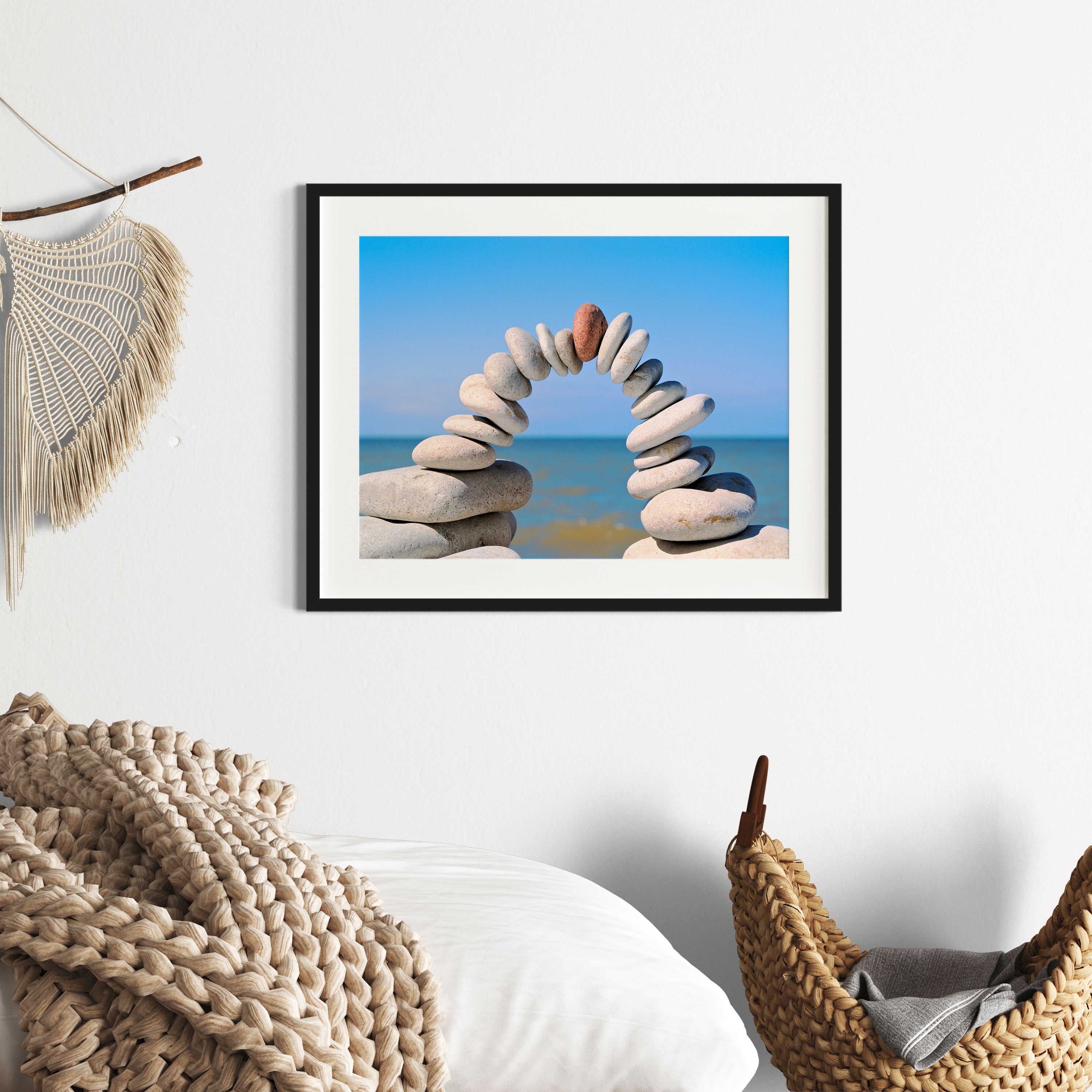 Brücke aus Zen Steinen am Meer, Gerahmtes Bild