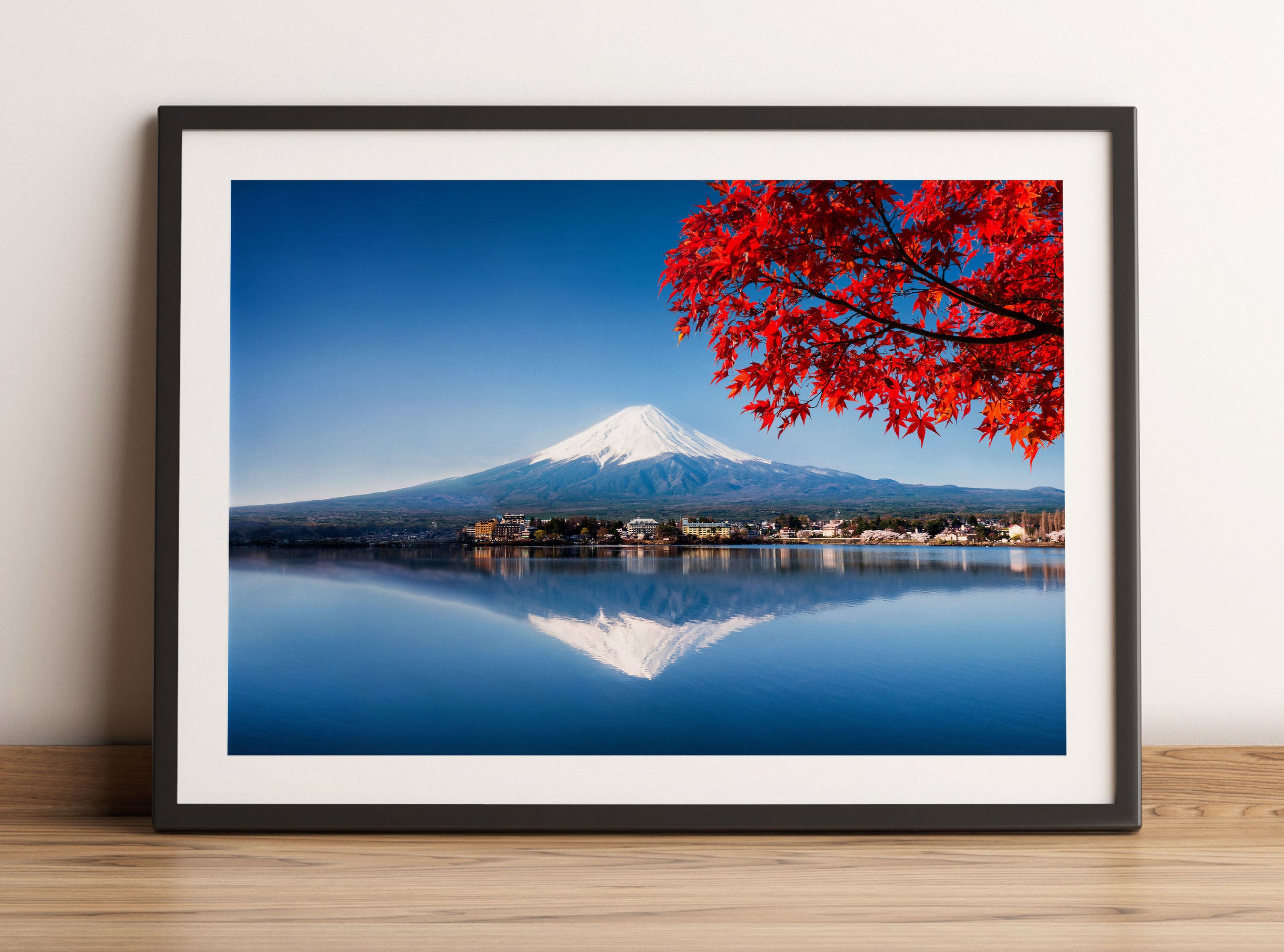 Berg Fujiyama mit herbstlich rotem Baum, Gerahmtes Bild