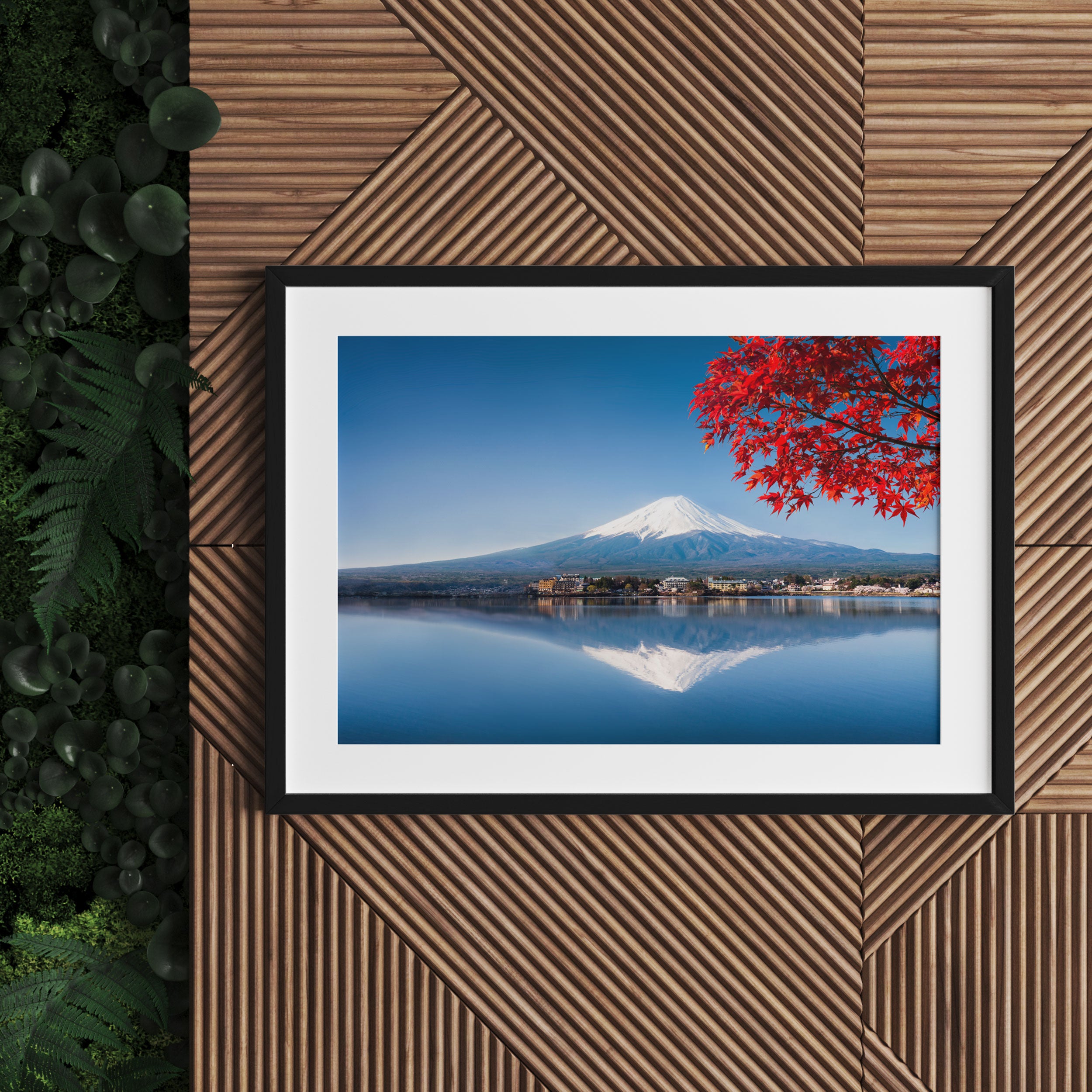 Berg Fujiyama mit herbstlich rotem Baum, Gerahmtes Bild