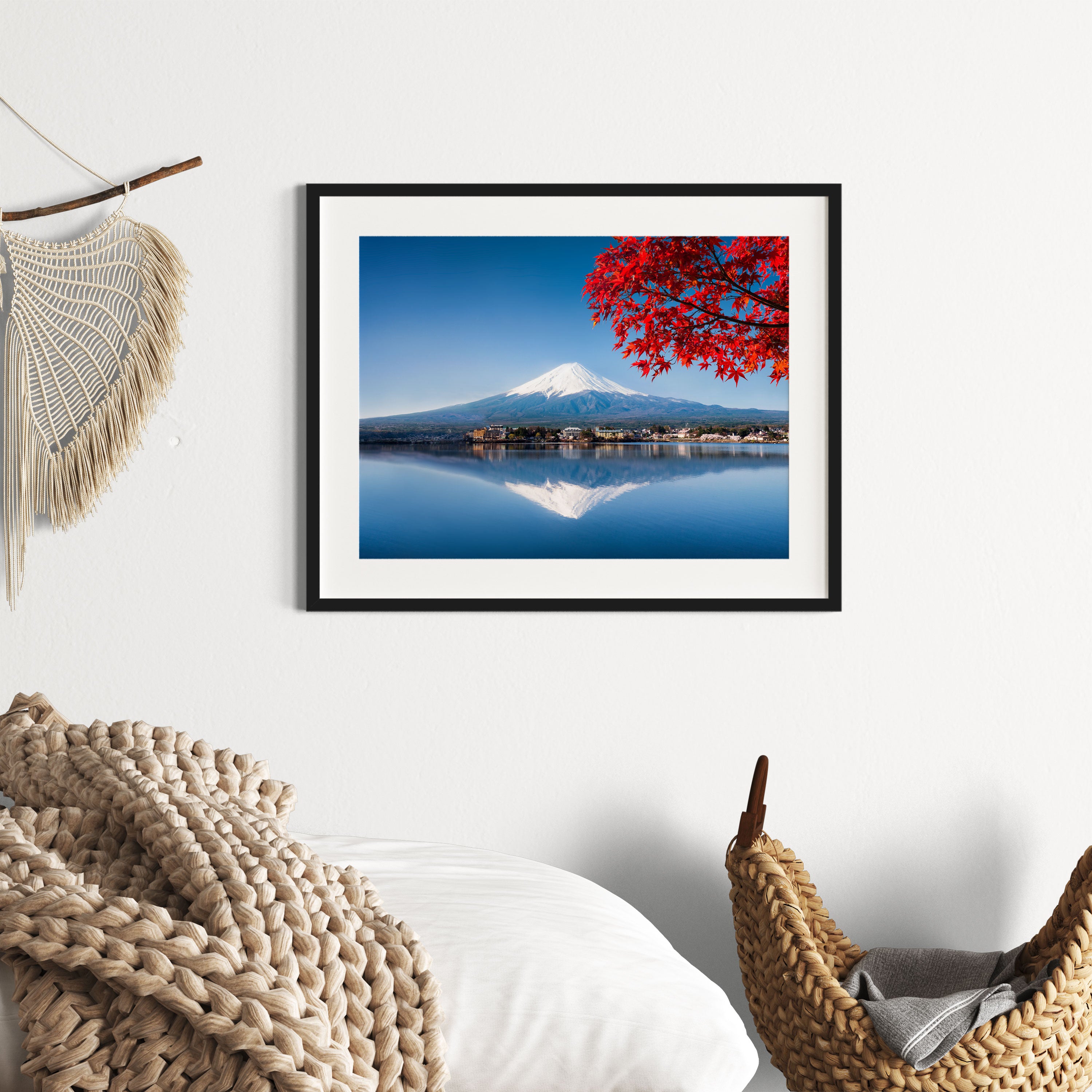 Berg Fujiyama mit herbstlich rotem Baum, Gerahmtes Bild