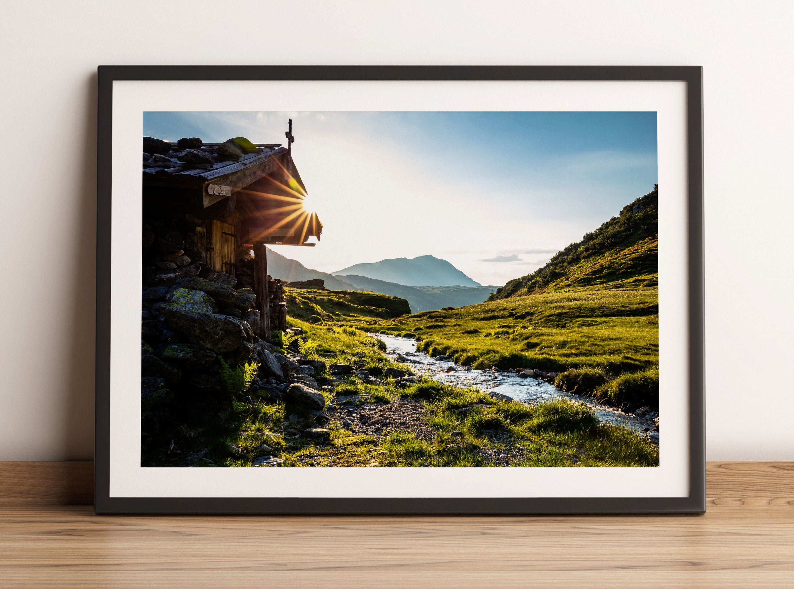 Almhütte am Bach bei Sonnenuntergang, Gerahmtes Bild