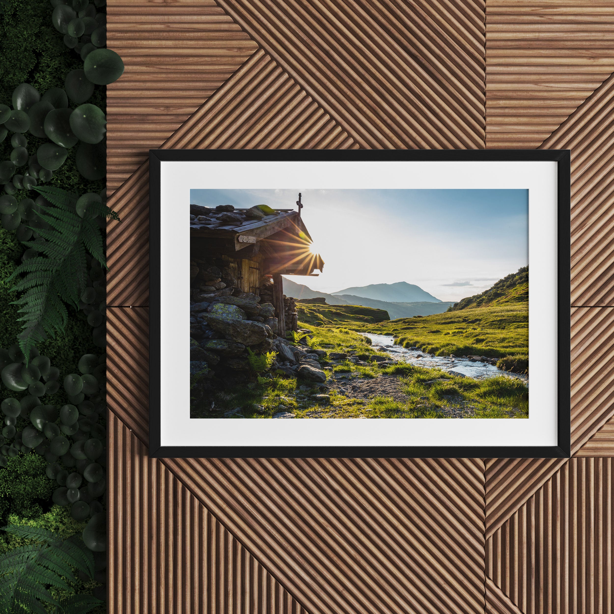 Almhütte am Bach bei Sonnenuntergang, Gerahmtes Bild