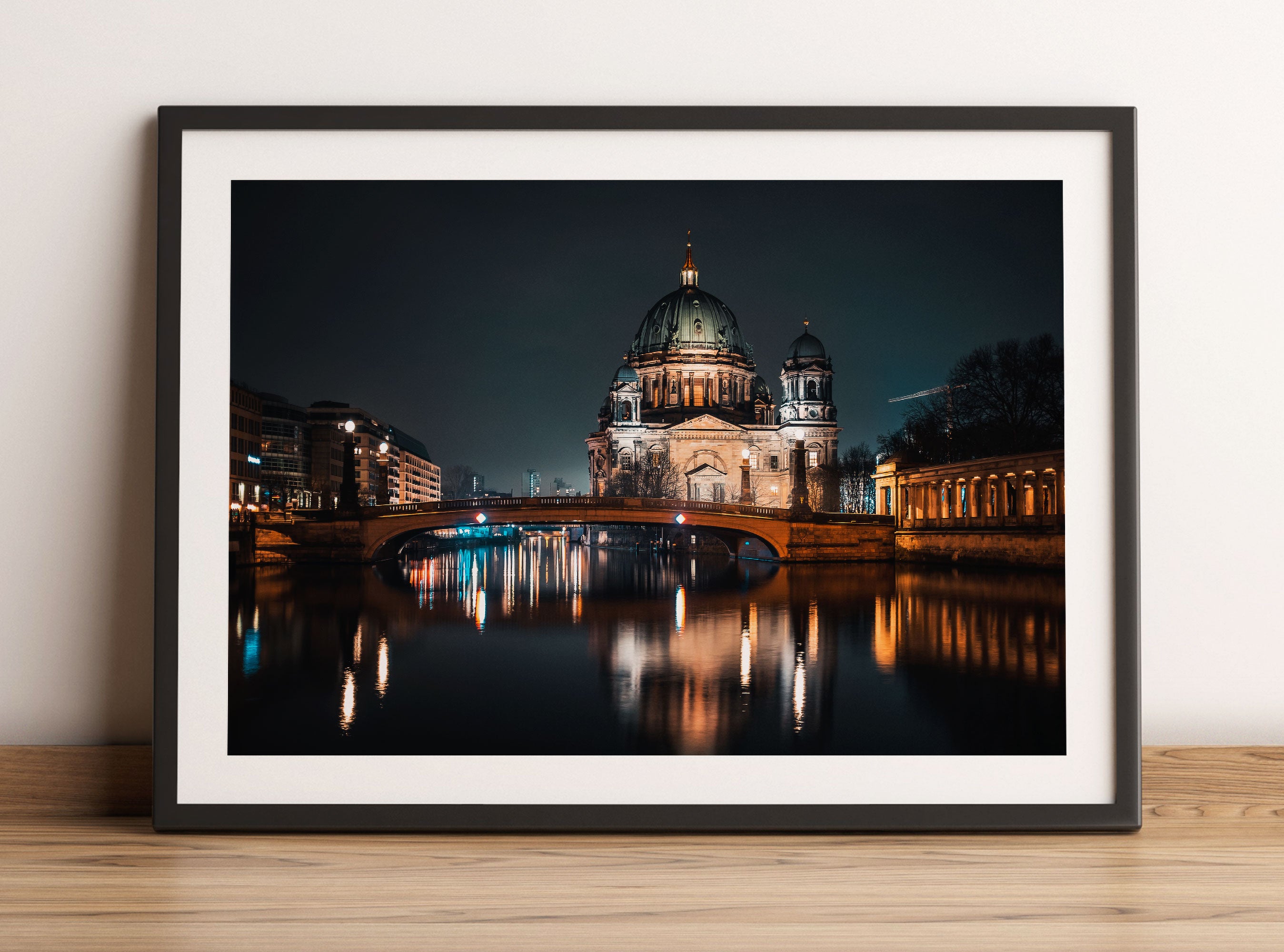 Berliner Dom an der Spree bei Nacht, Gerahmtes Bild