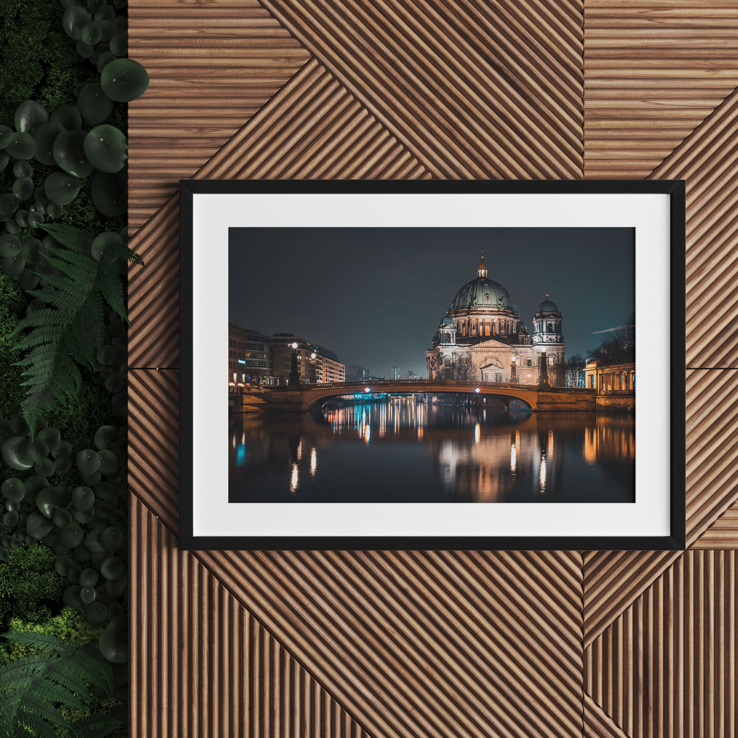 Berliner Dom an der Spree bei Nacht, Gerahmtes Bild