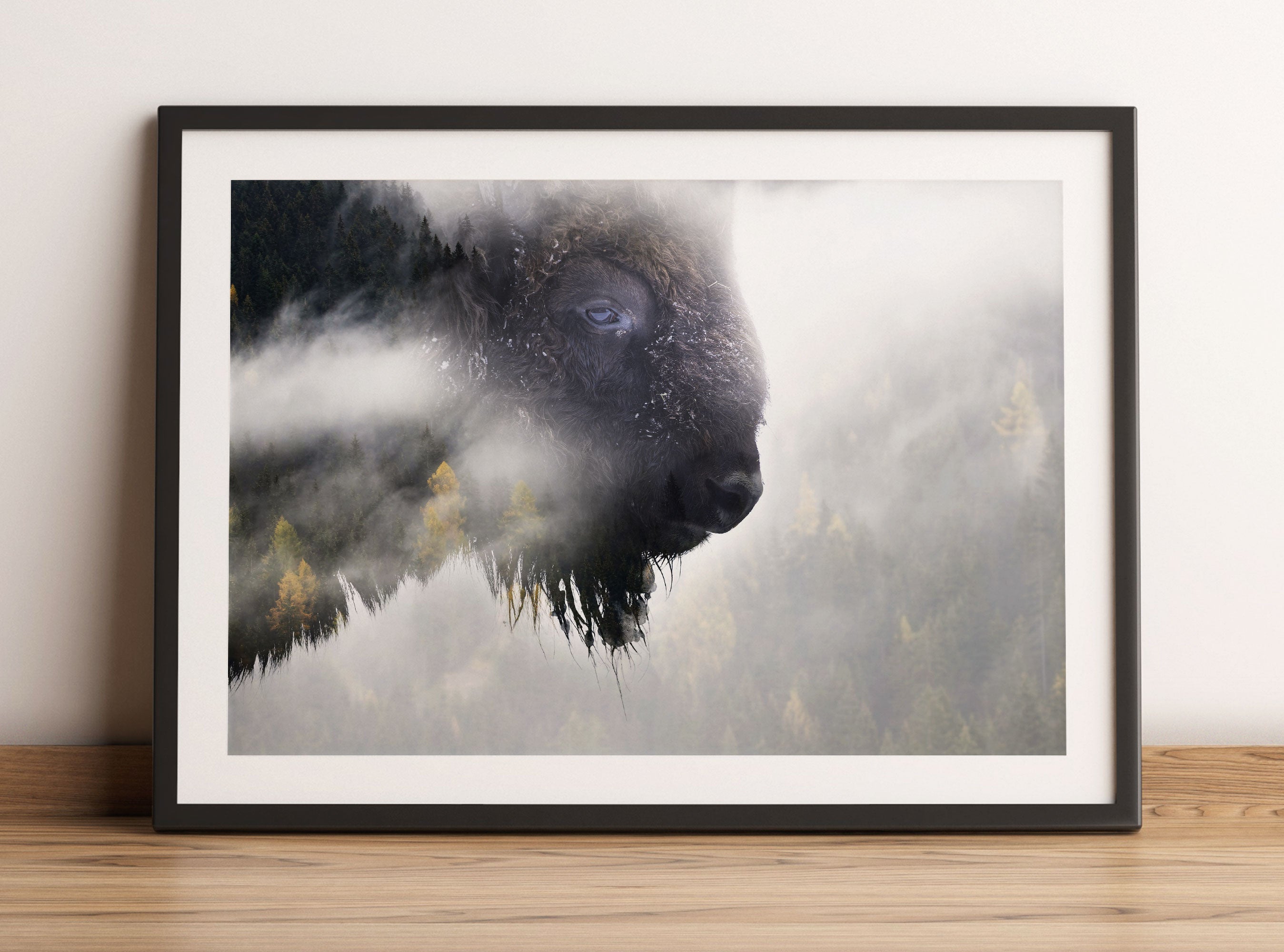 Wildes Bison in nebeligem Wald, Gerahmtes Bild