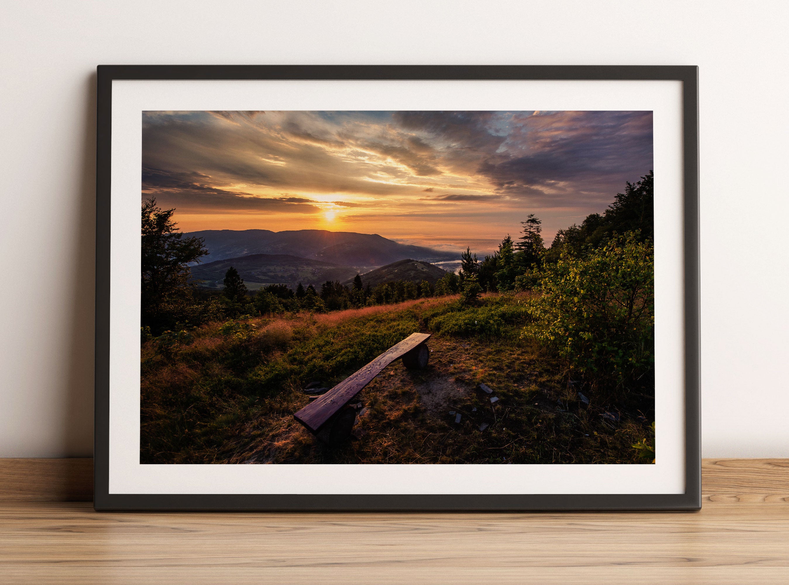 Bank auf Berggipfel bei Sonnenuntergang, Gerahmtes Bild