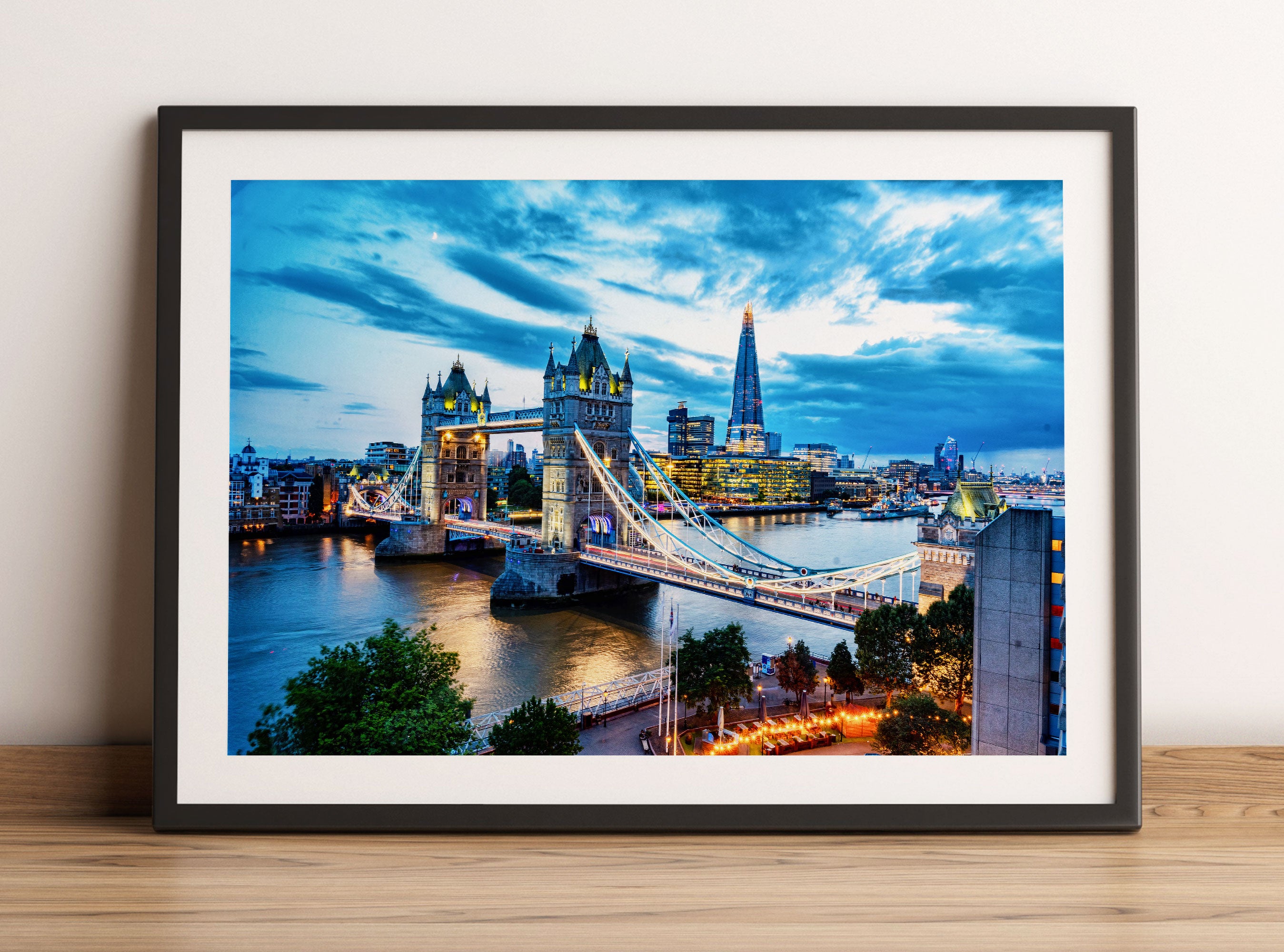 Beleuchtete Tower Bridge am Abend, Gerahmtes Bild