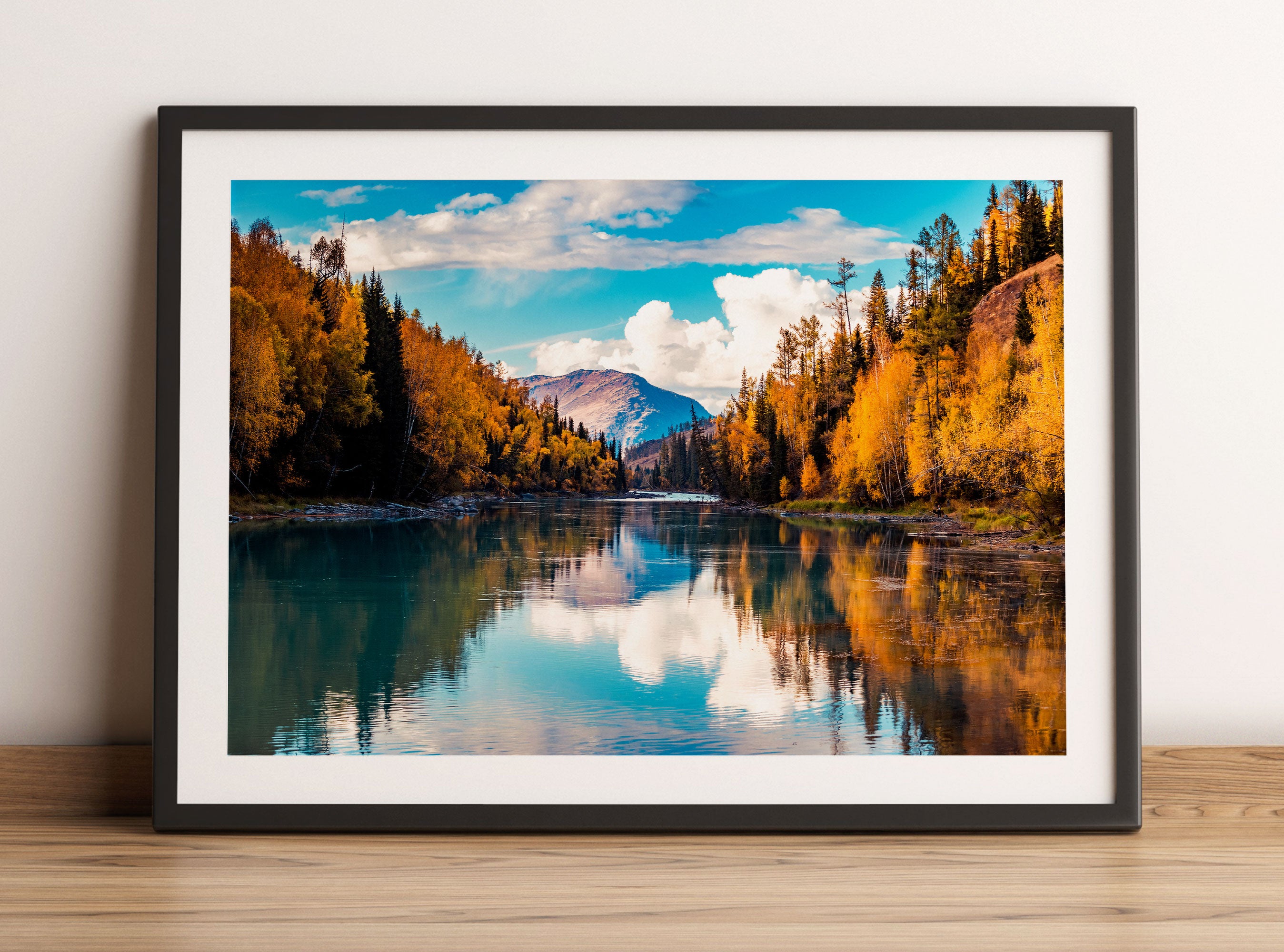 Bergsee mit Herbstwald, Gerahmtes Bild