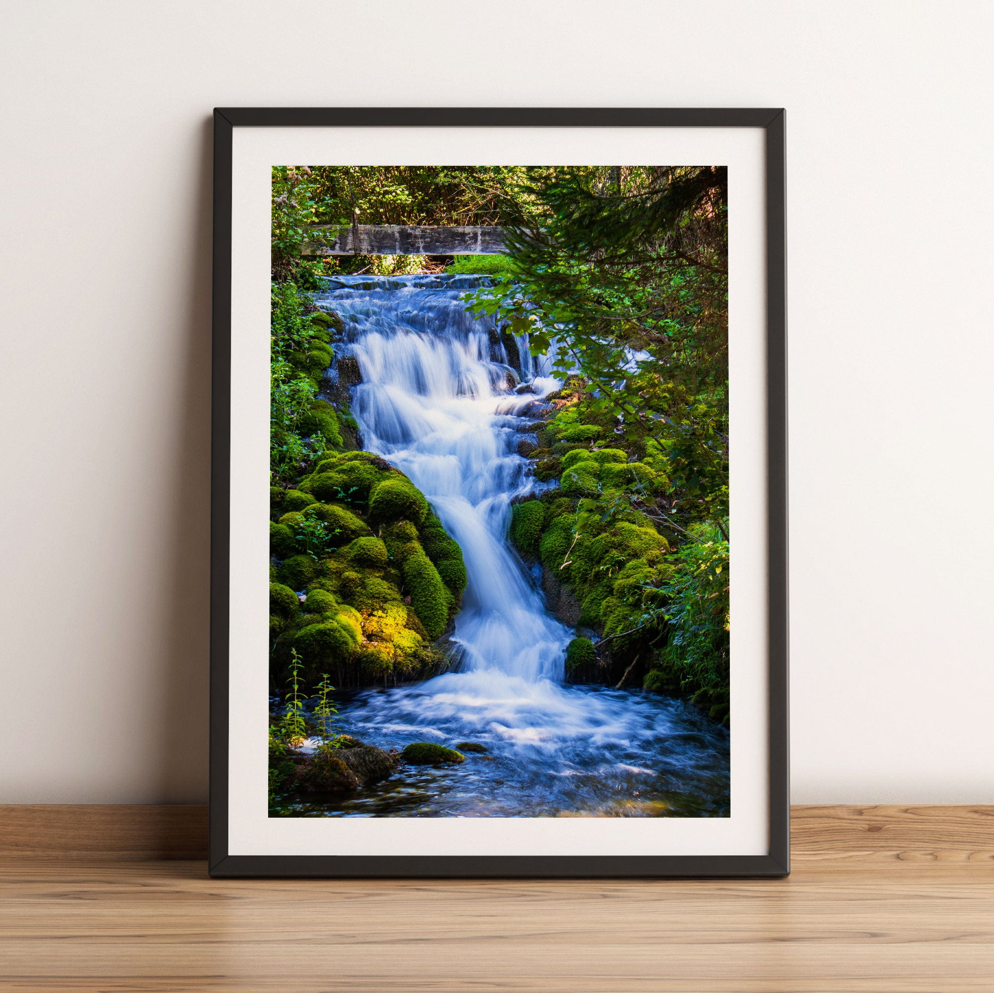 Wasserfall im grünen Wald, Gerahmtes Bild