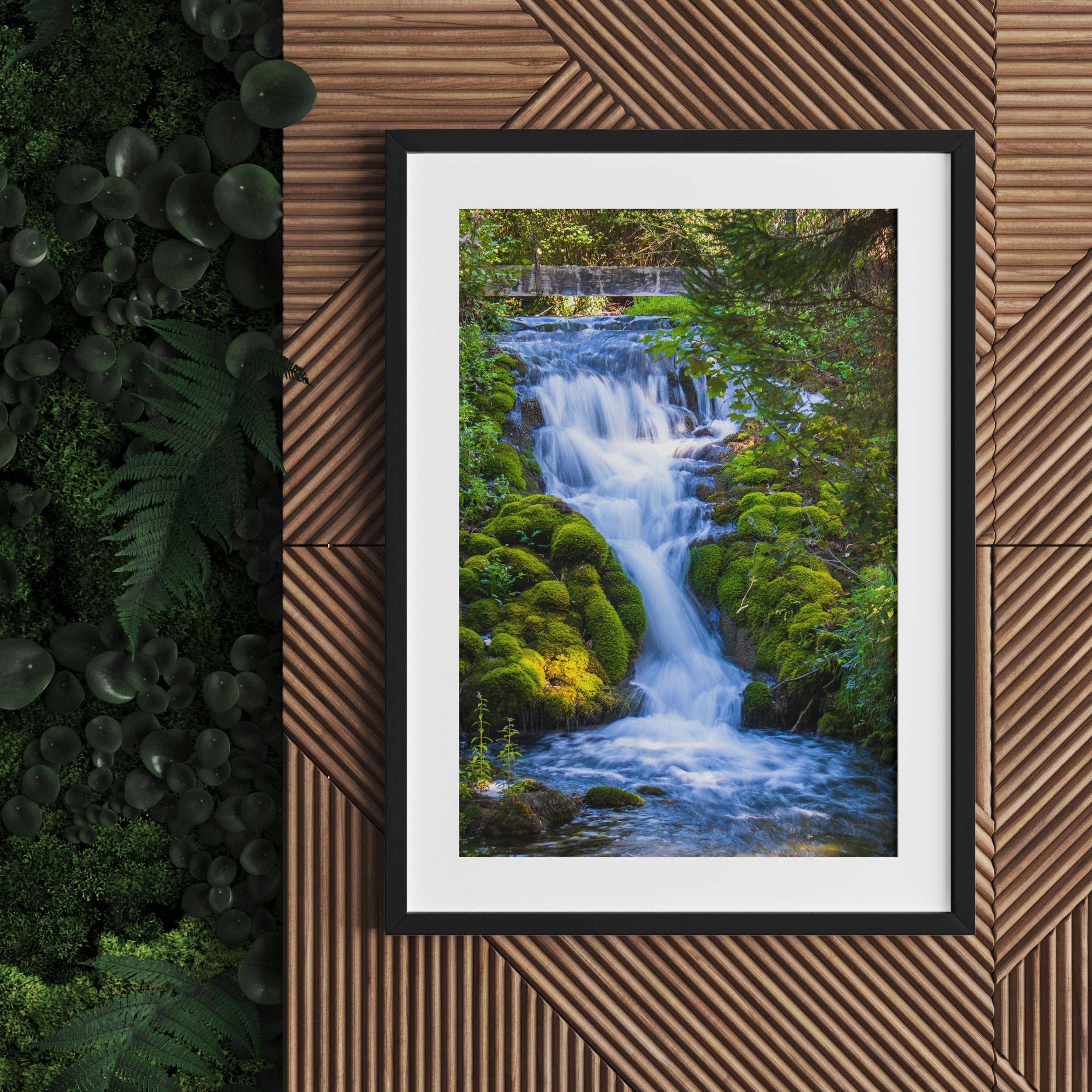 Wasserfall im grünen Wald, Gerahmtes Bild