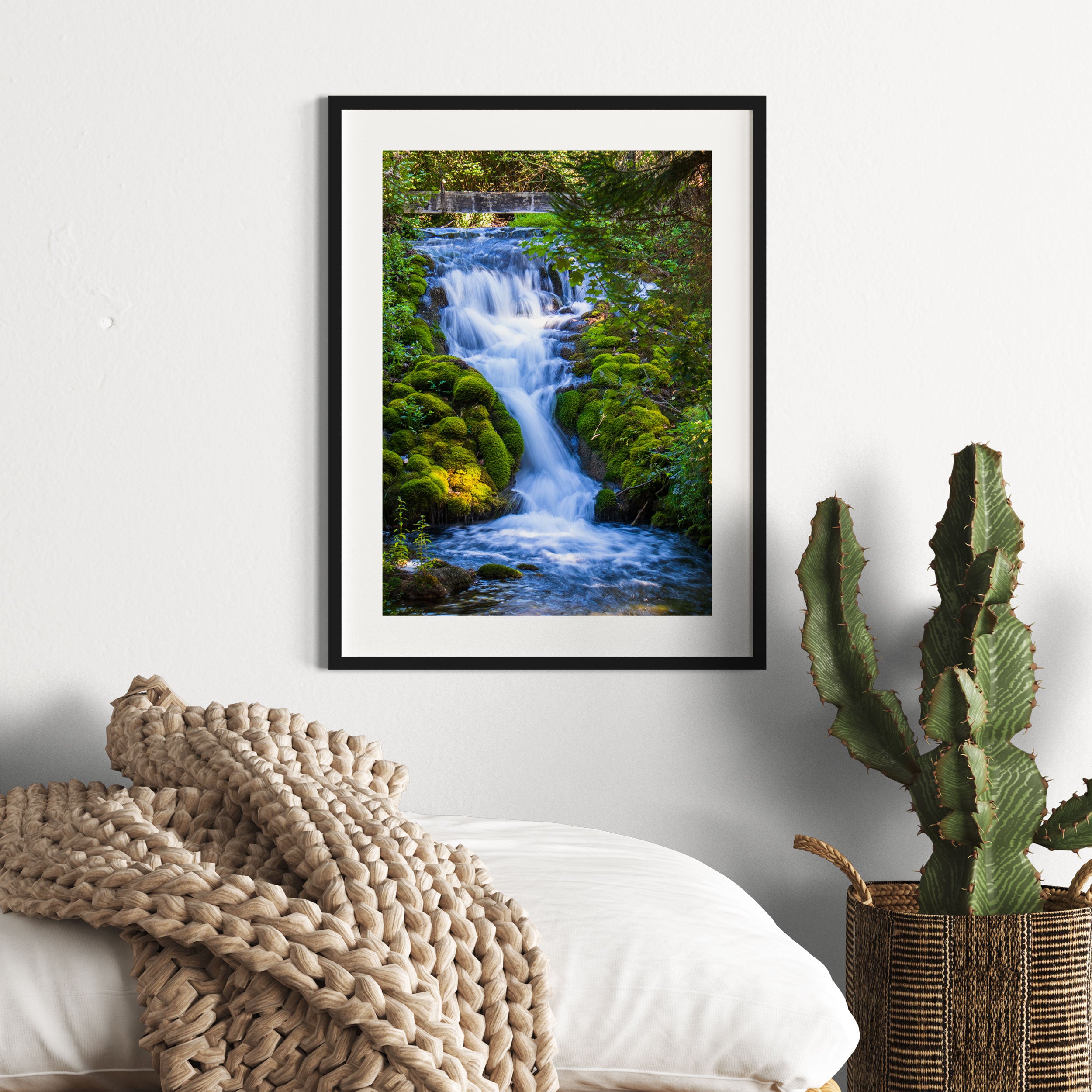 Wasserfall im grünen Wald, Gerahmtes Bild